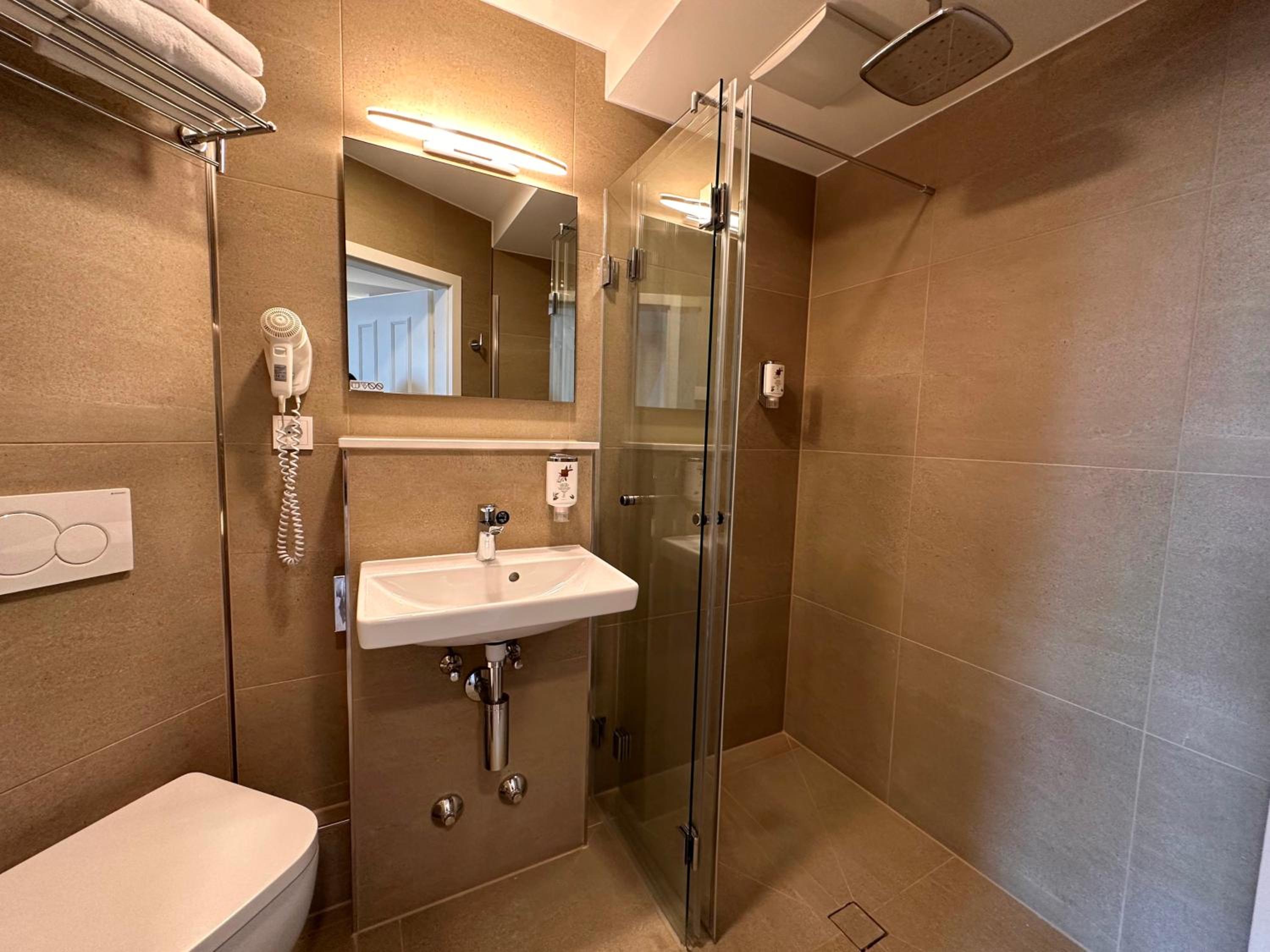 Large Double Room with Old Town View - Photo 4