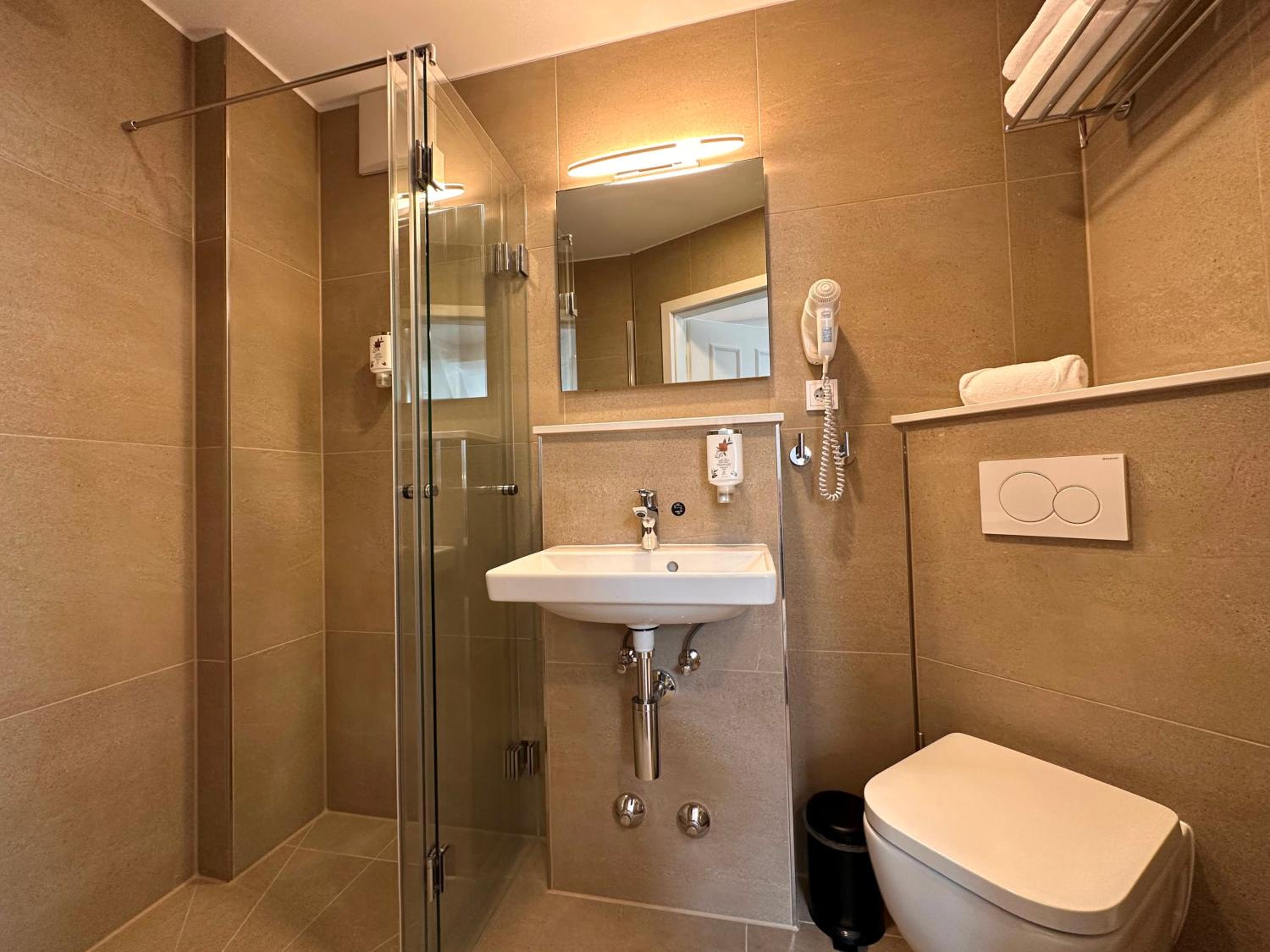 Large Double Room with Old Town View - Photo 16