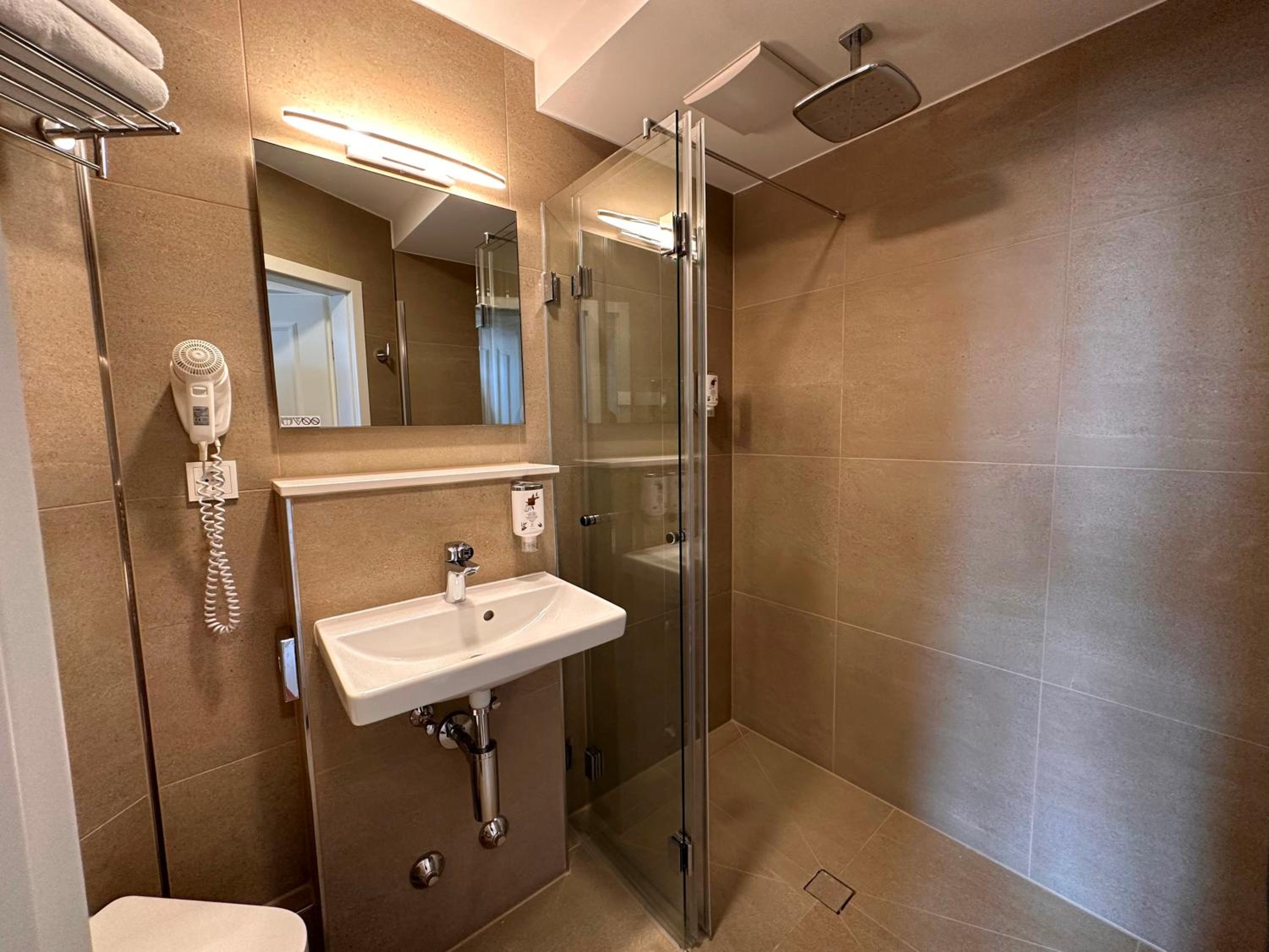 Large Double Room with Old Town View - Photo 10