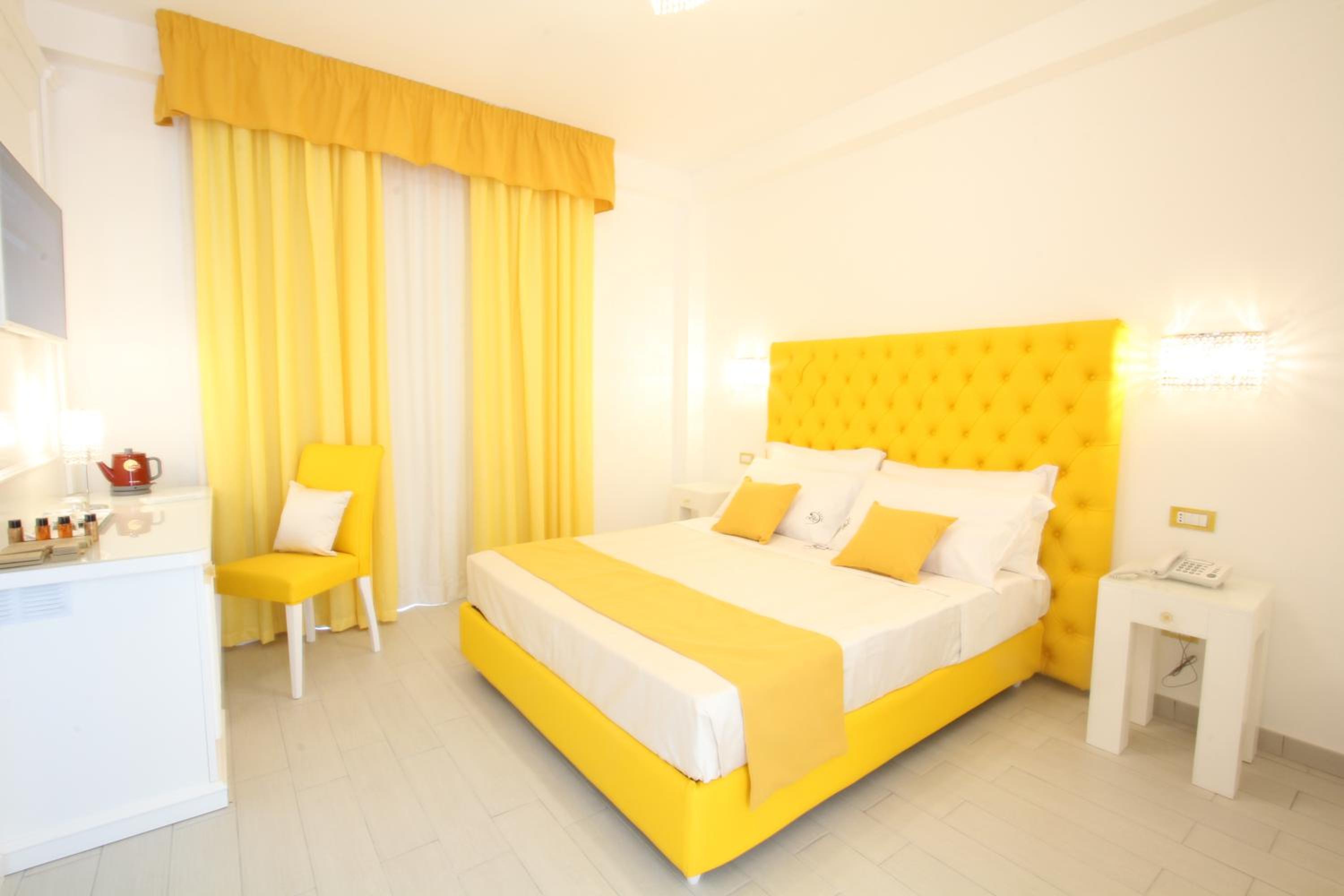 Double Room with Balcony - Photo 2