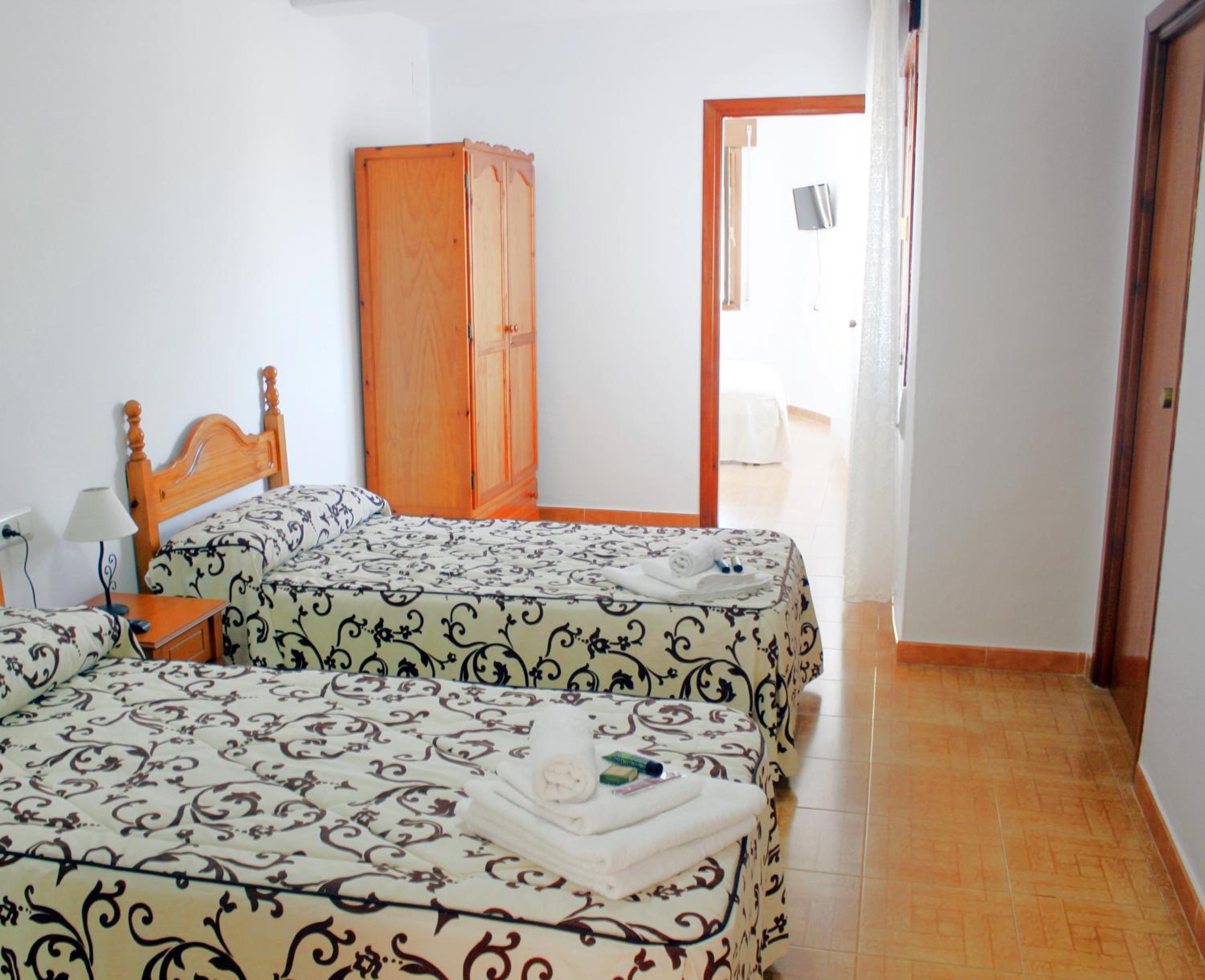 Quadruple Room with Private Bathroom photo 3