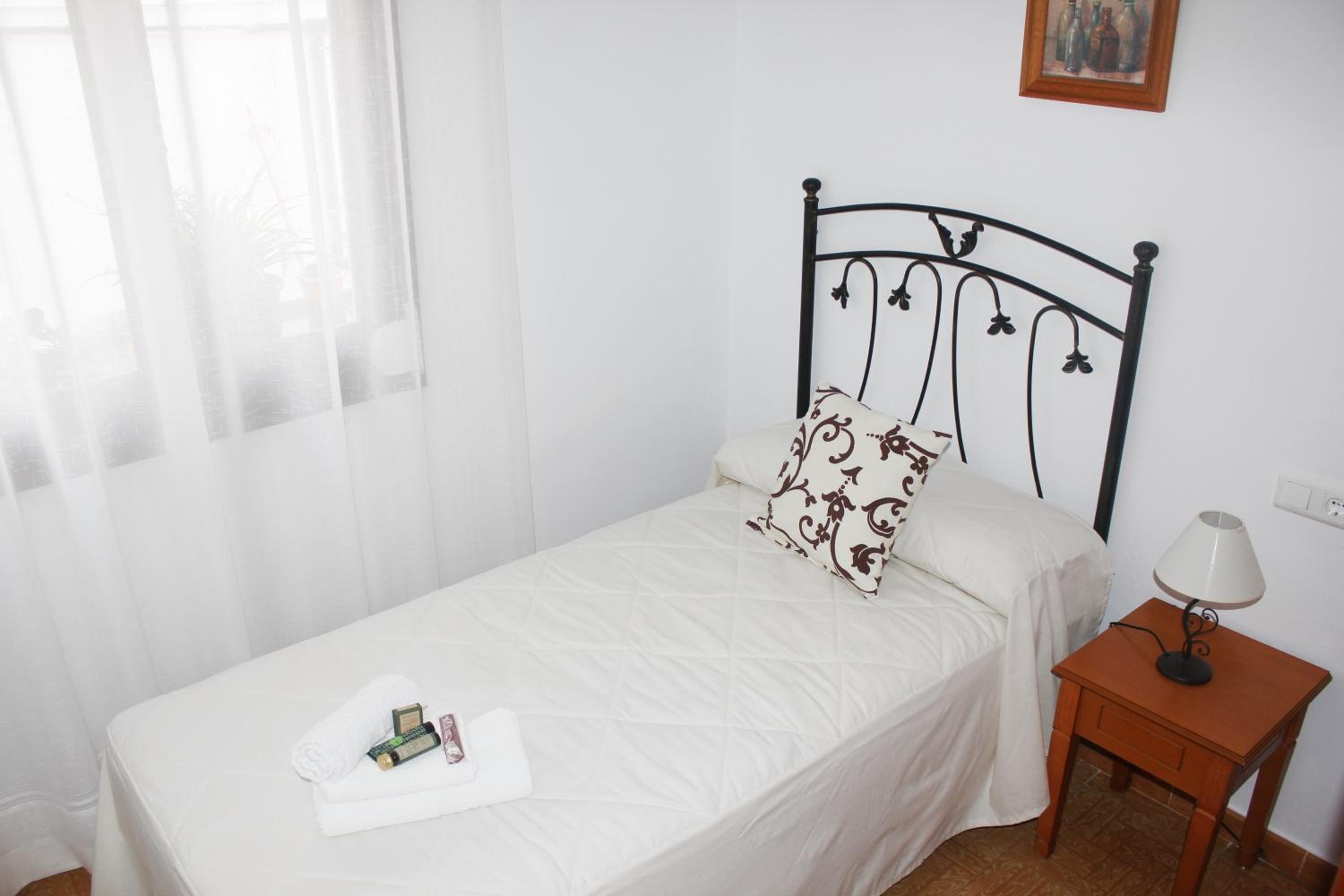 Single Room with Shared Bathroom photo 3