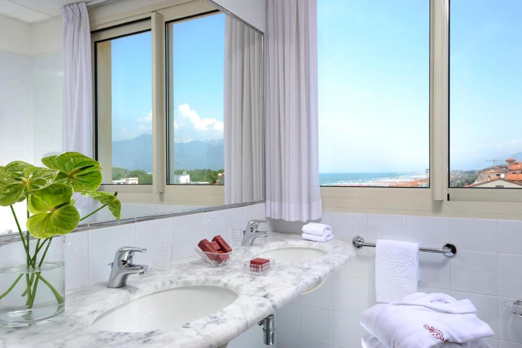 Panoramic Double or Twin Room with Sea View - Photo 2