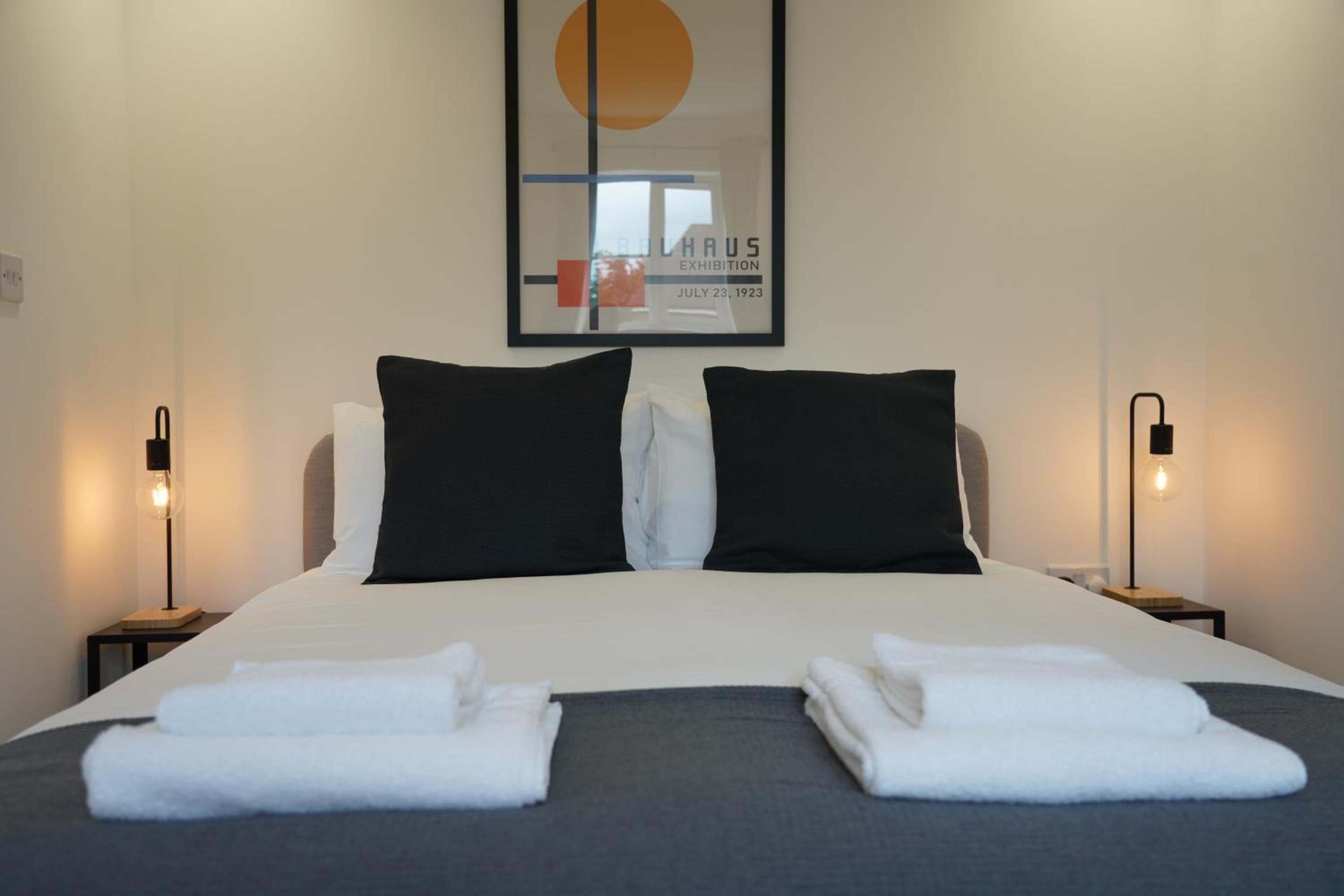 Five-Bedroom House photo 1