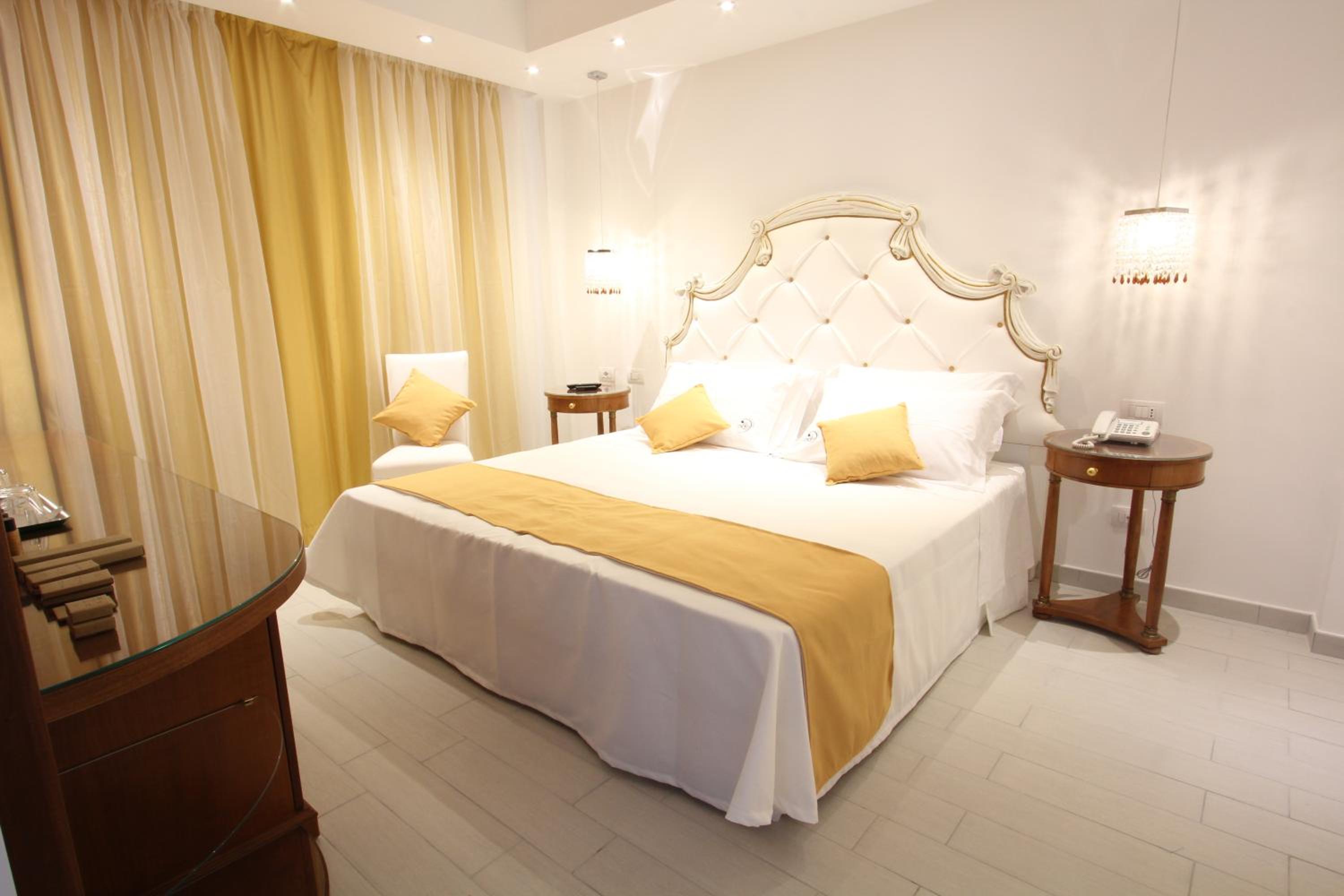 Junior Suite with Balcony and Jacuzzi - Photo 17