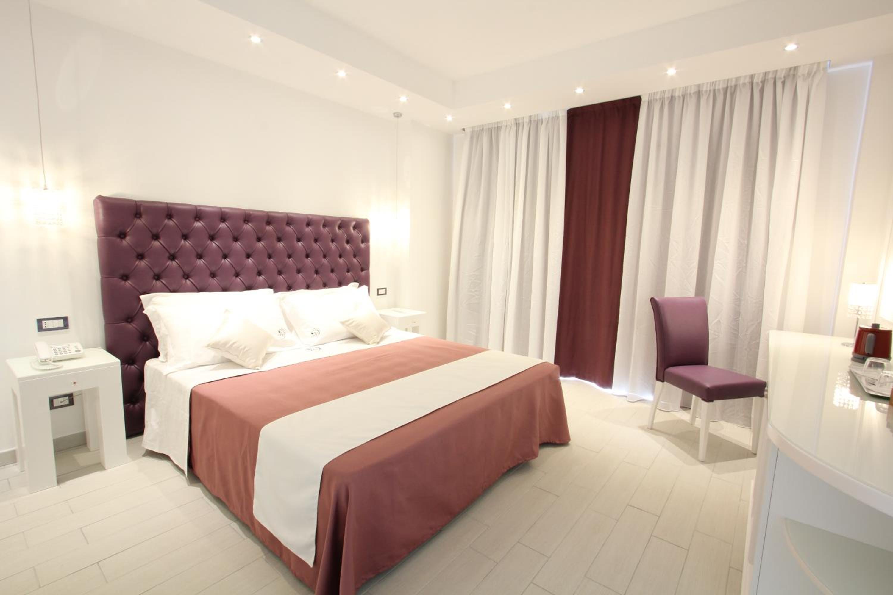 Double Room with Balcony - Photo 16