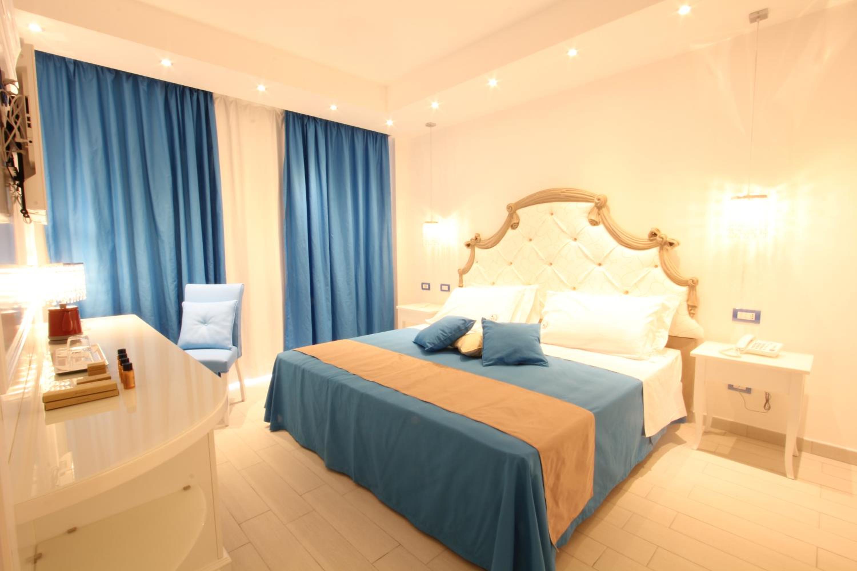 Junior Suite with Balcony and Jacuzzi - Photo 1