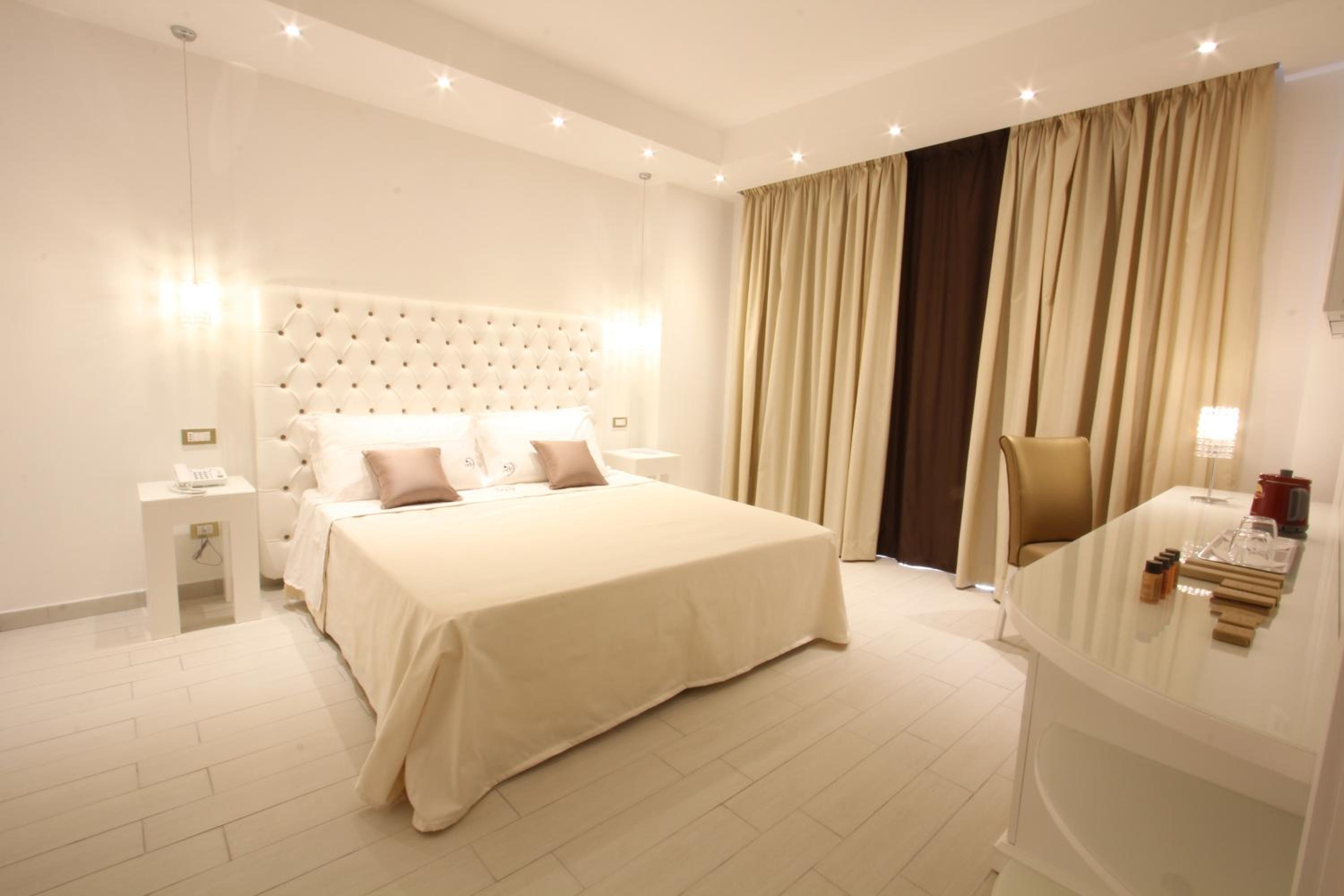 Double Room with Balcony - Photo 11