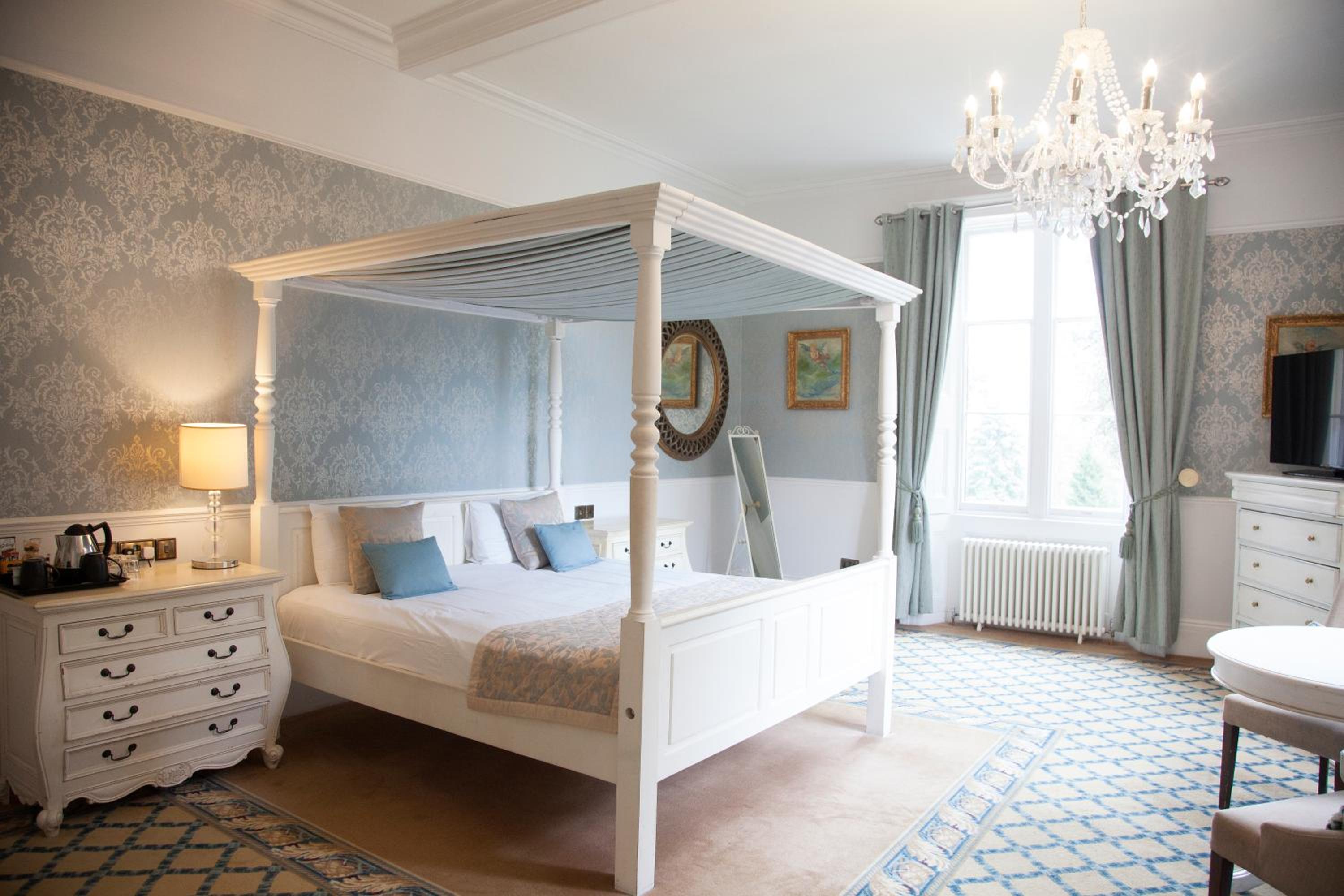 Four Poster Room photo 2