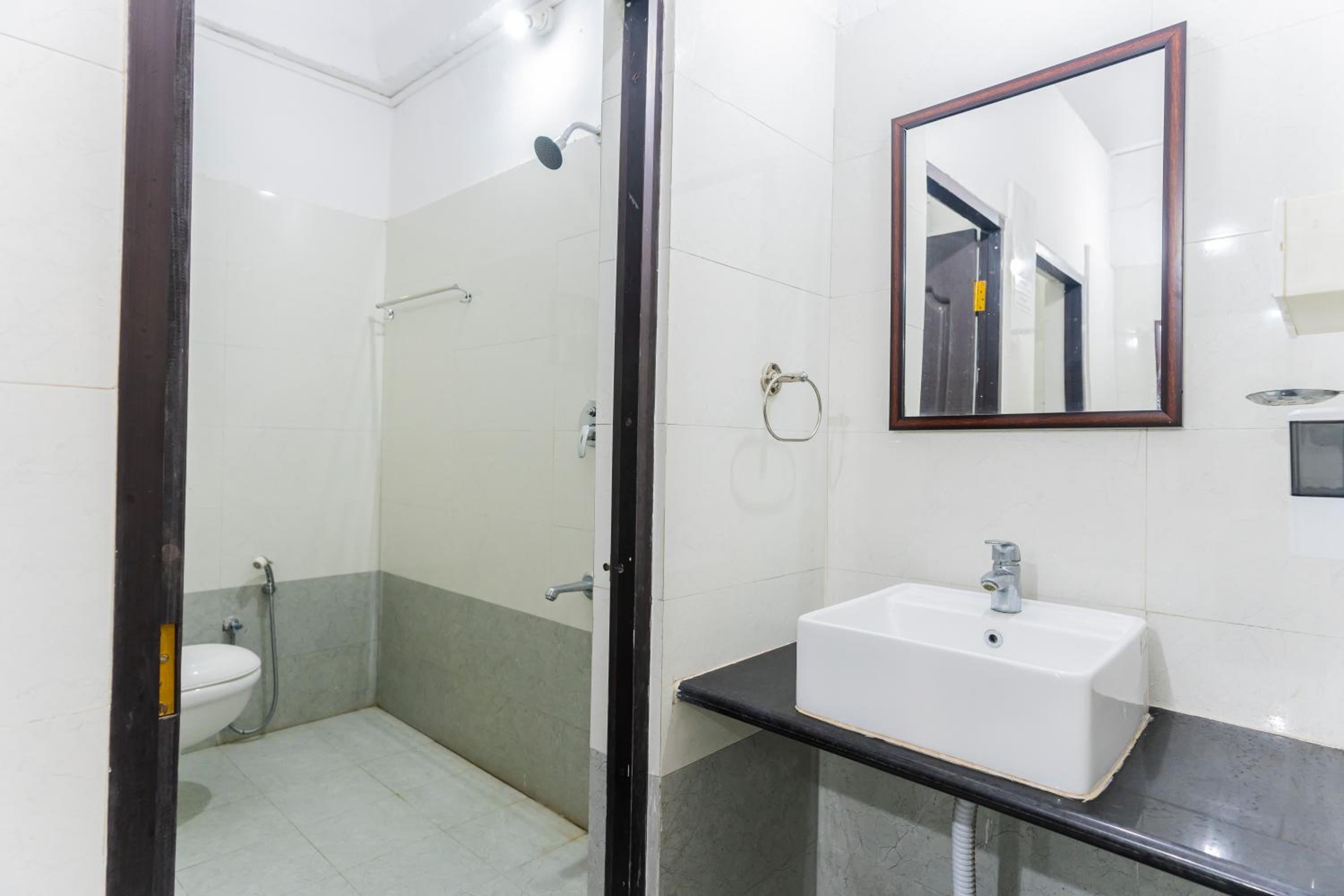 Quadruple Room - Photo 11