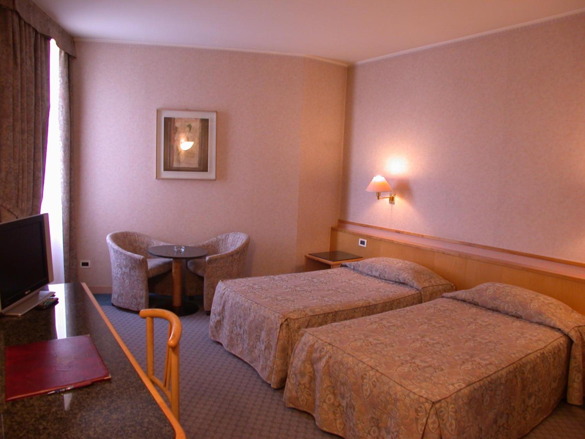 Basic Twin Room - Photo 2