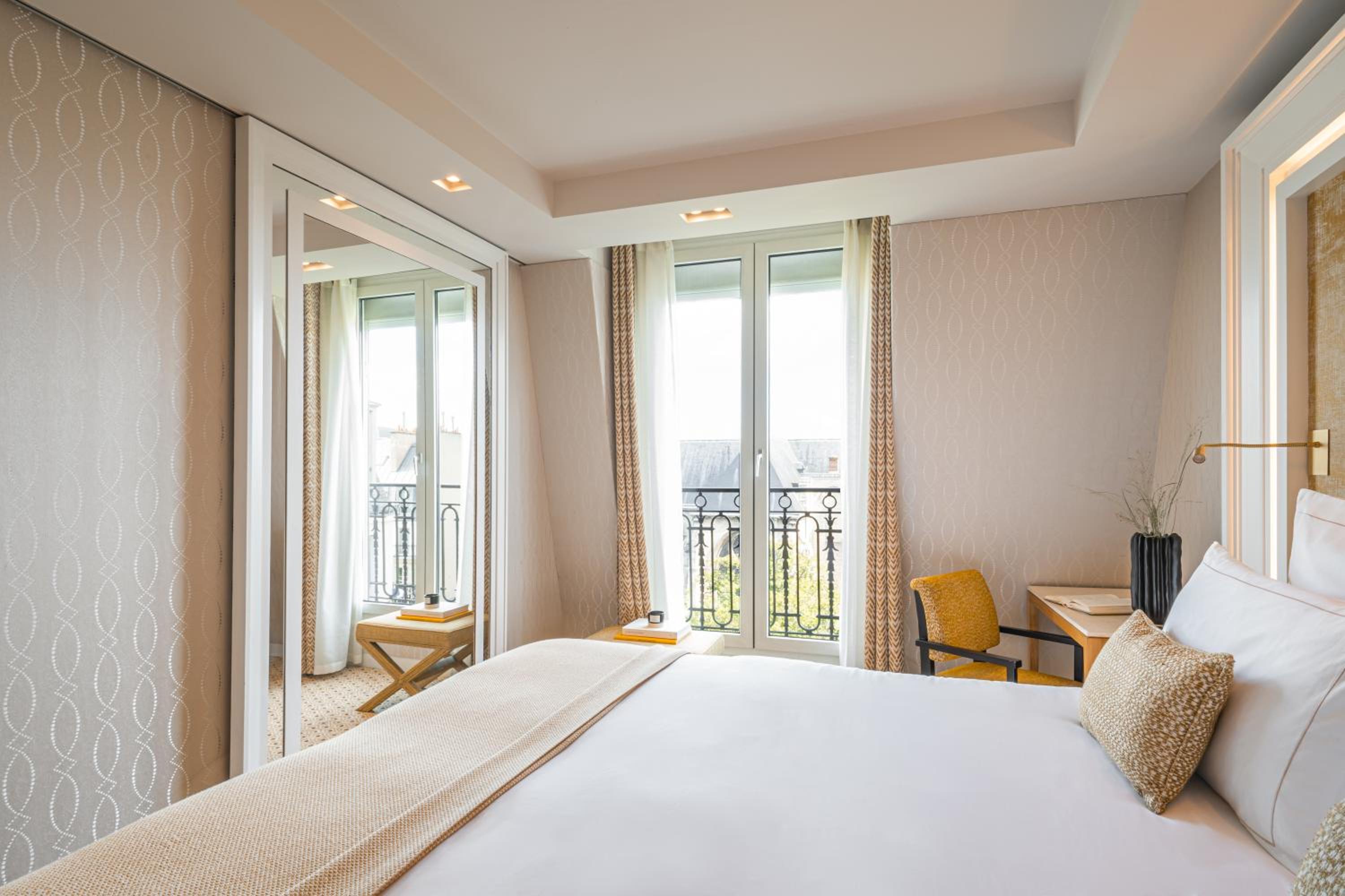 Privilege Room with Saint-Germain-des-Prés Church View