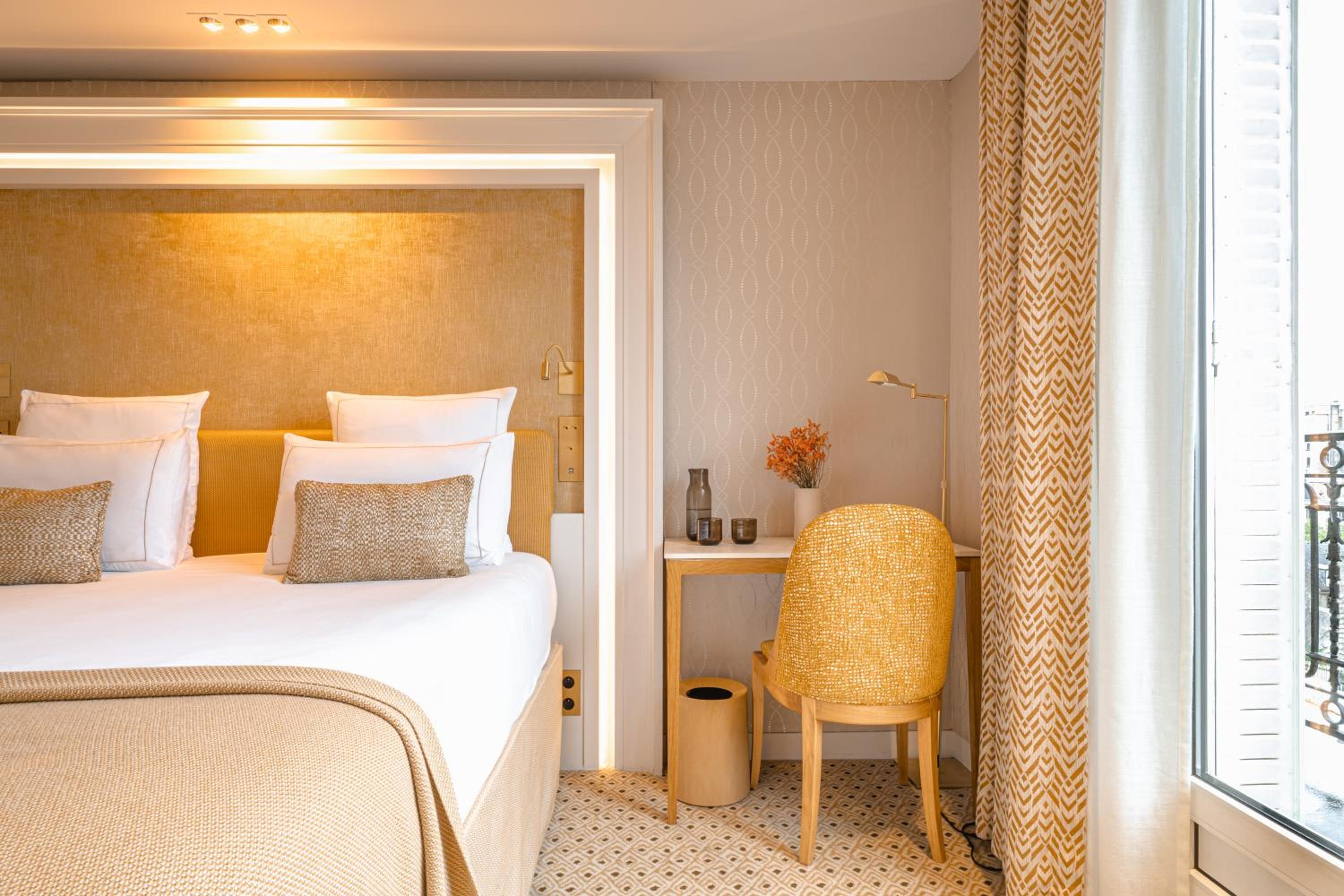 Superior Room with Saint-Germain-des-Prés Church View thumbnail 5
