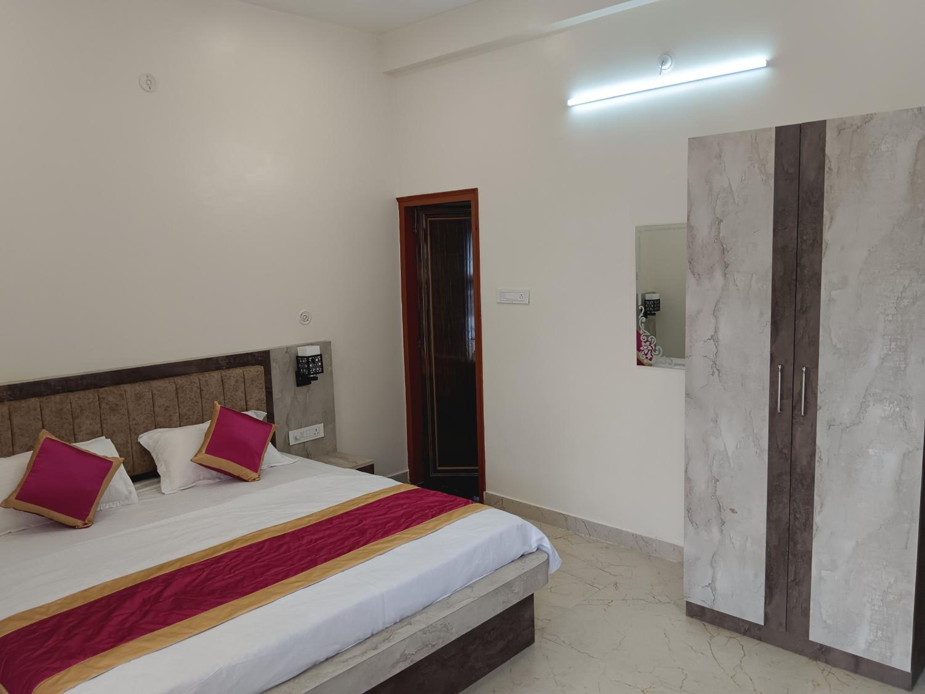 Double Room - Photo 9