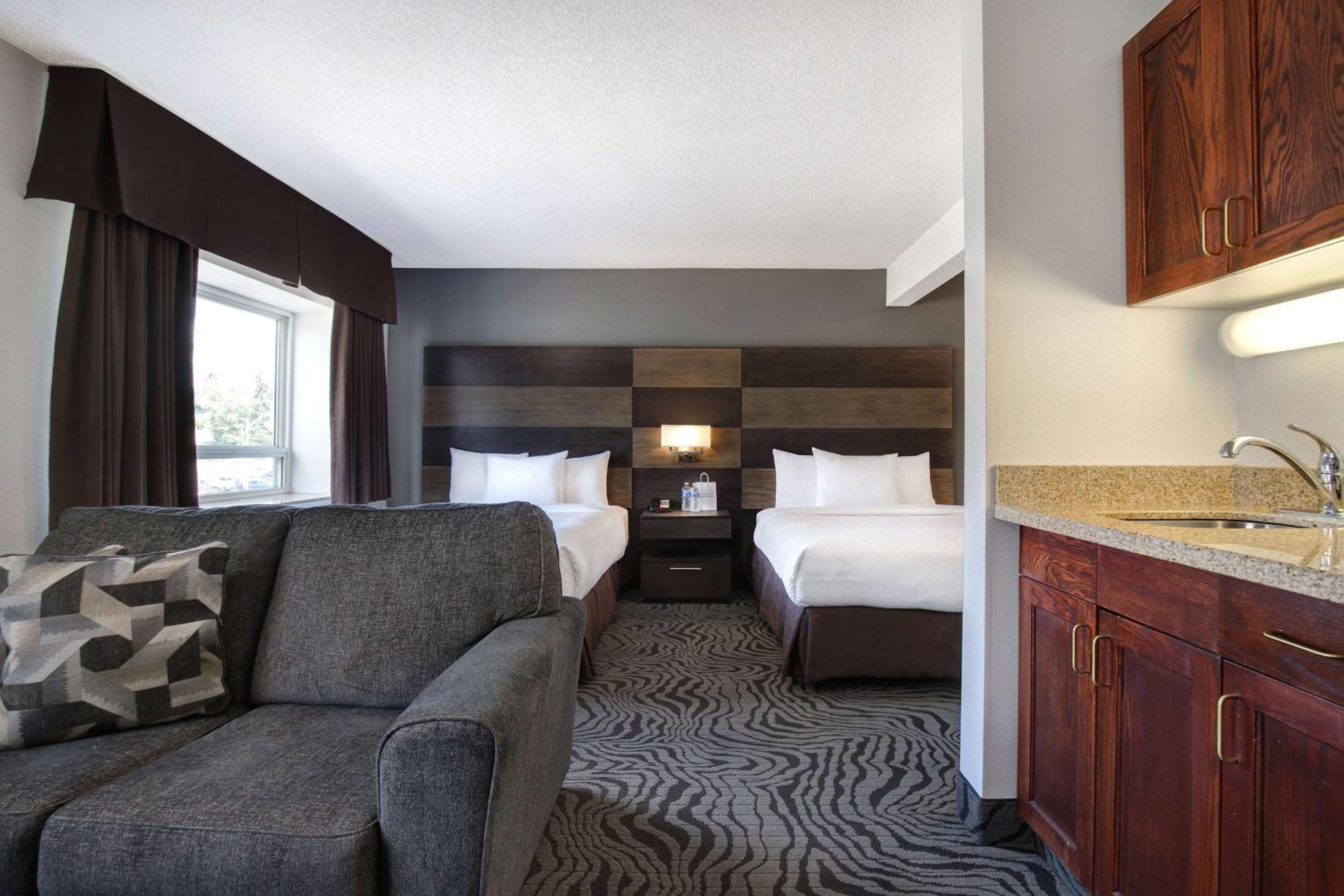 Deluxe Queen Room with Two Queen Beds - Non-Smoking - Photo 1