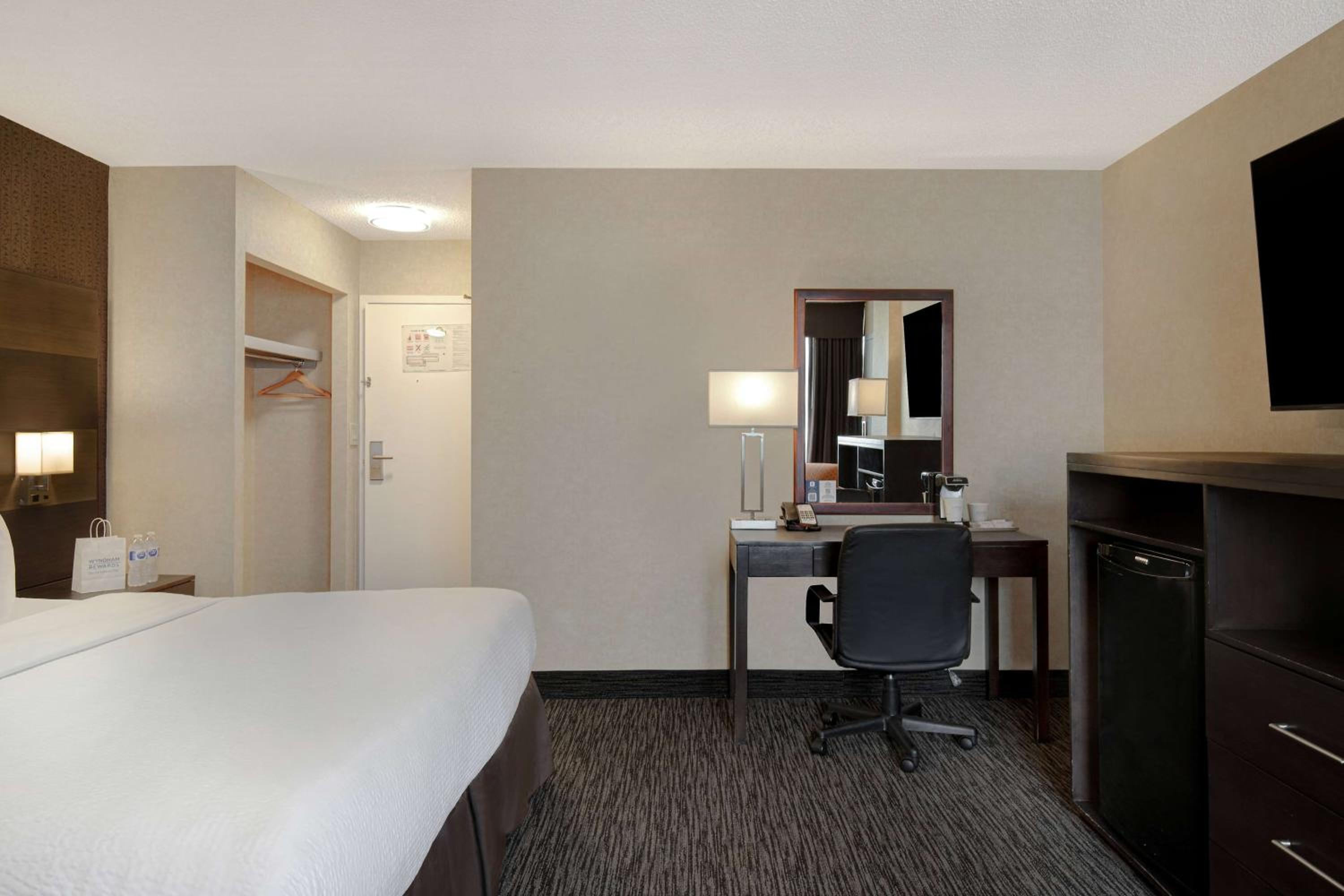 Business King Room - Non-Smoking - Photo 3