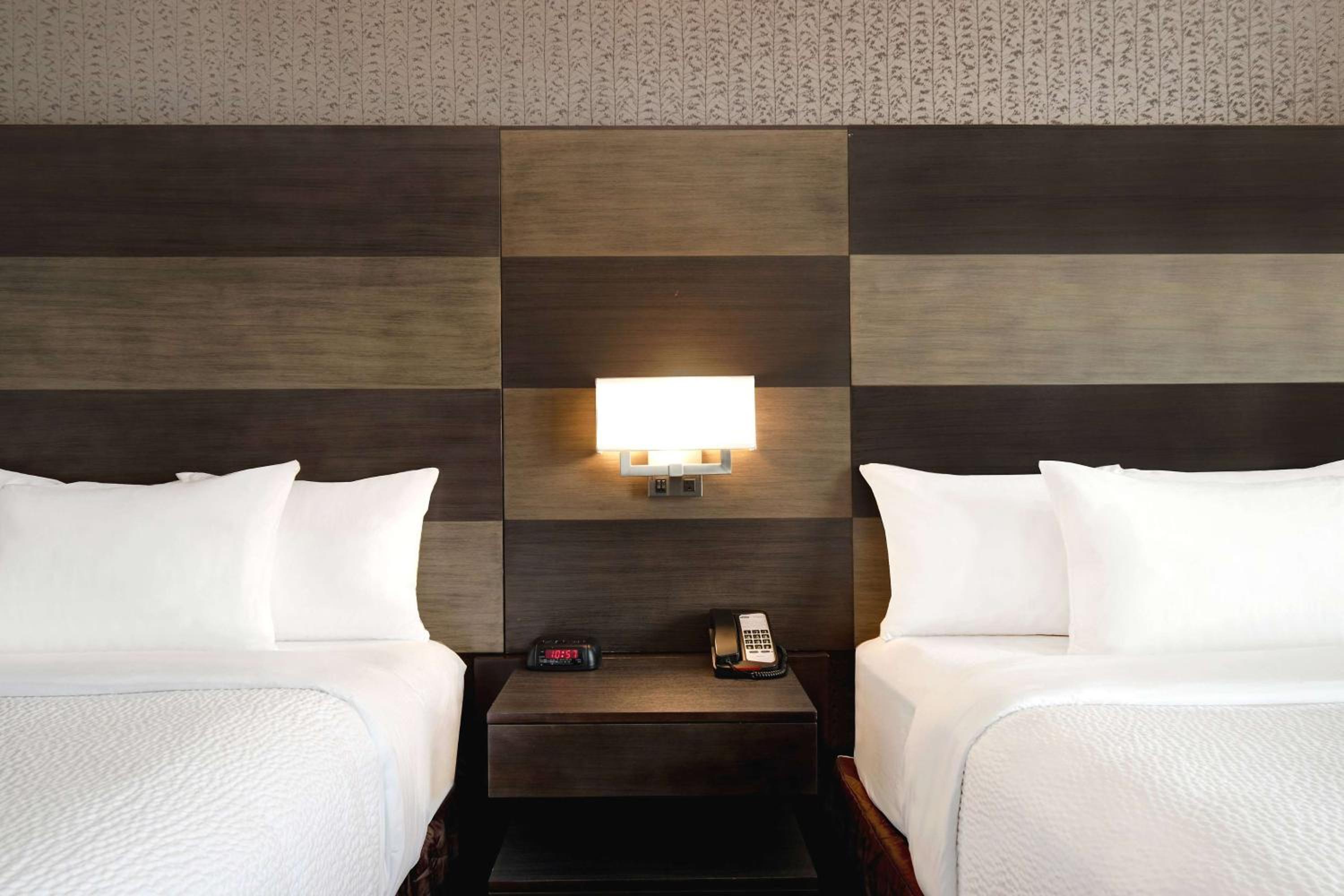 Deluxe Queen Room with Two Queen Beds - Non-Smoking - Photo 2