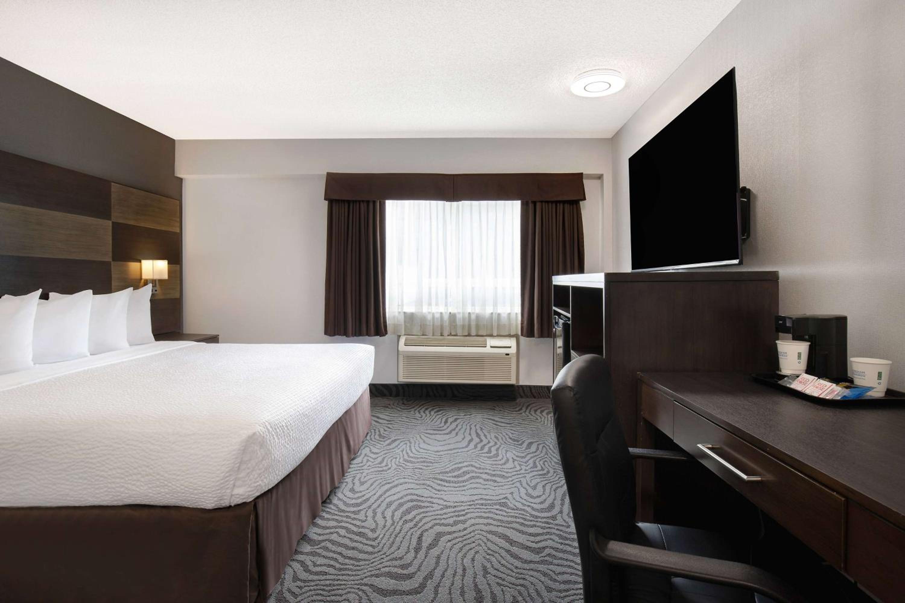King Room - Non-Smoking - Photo 4