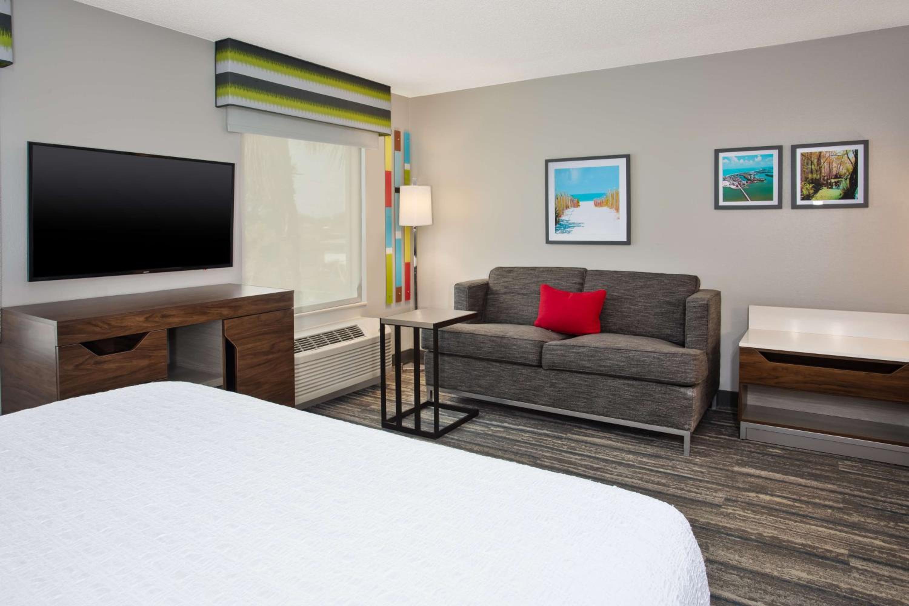King Studio Suite with Sofa Bed - Hearing Access/Non-Smoking - Photo 3
