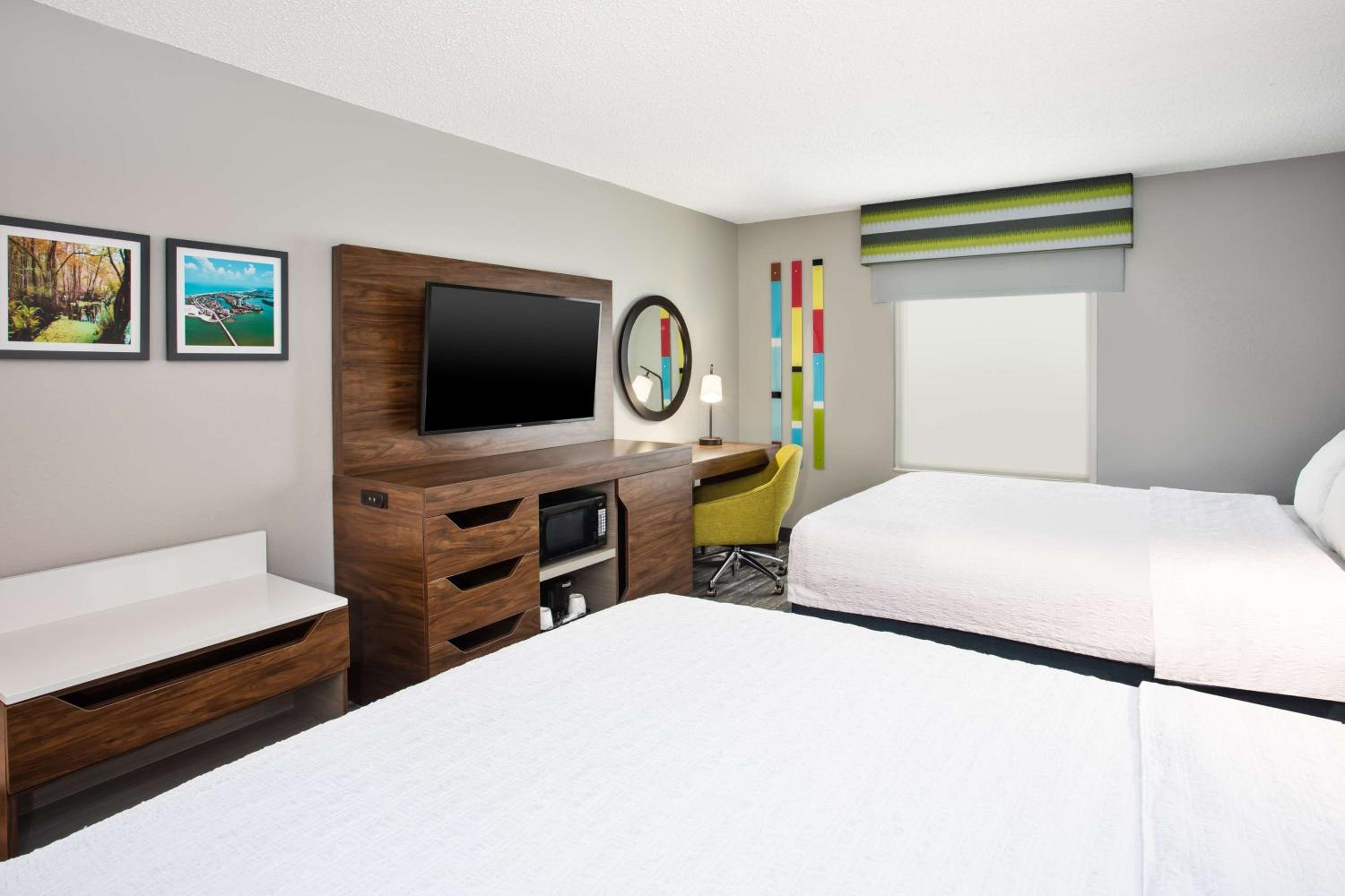 Room with Two Queen Beds - Non-Smoking - Photo 2