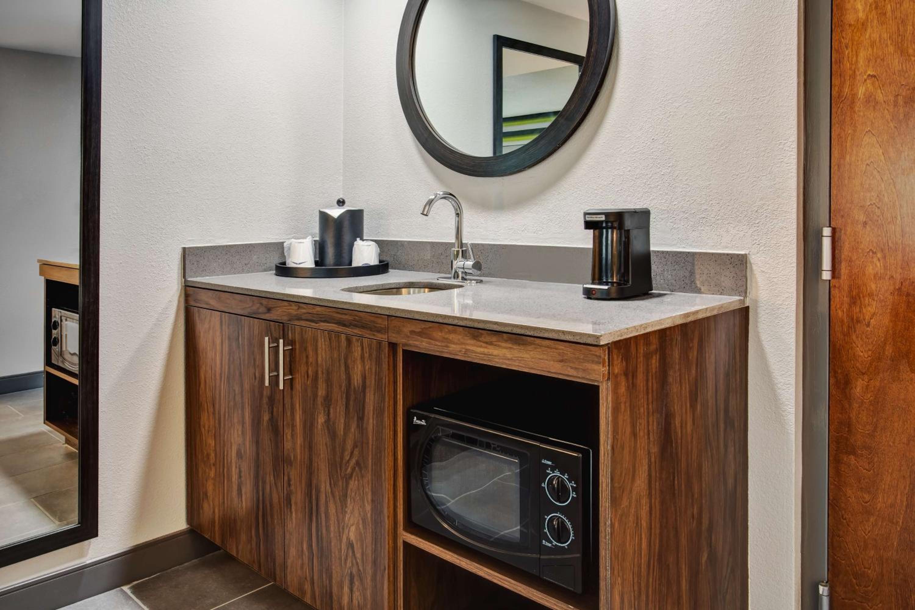 King Studio Suite - Non-Smoking - Photo 2