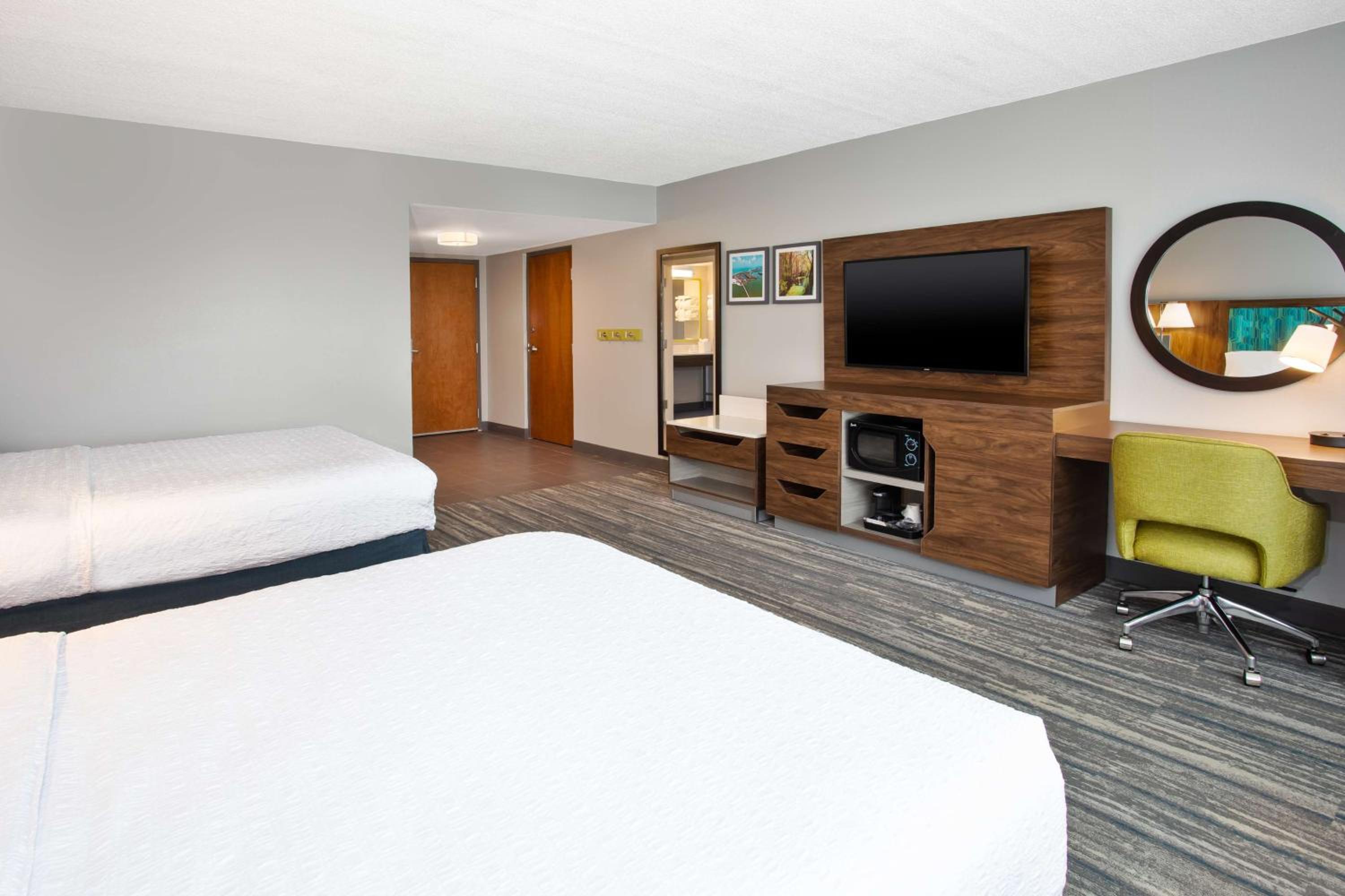 Room with Two Queen Beds - Non-Smoking - Photo 3