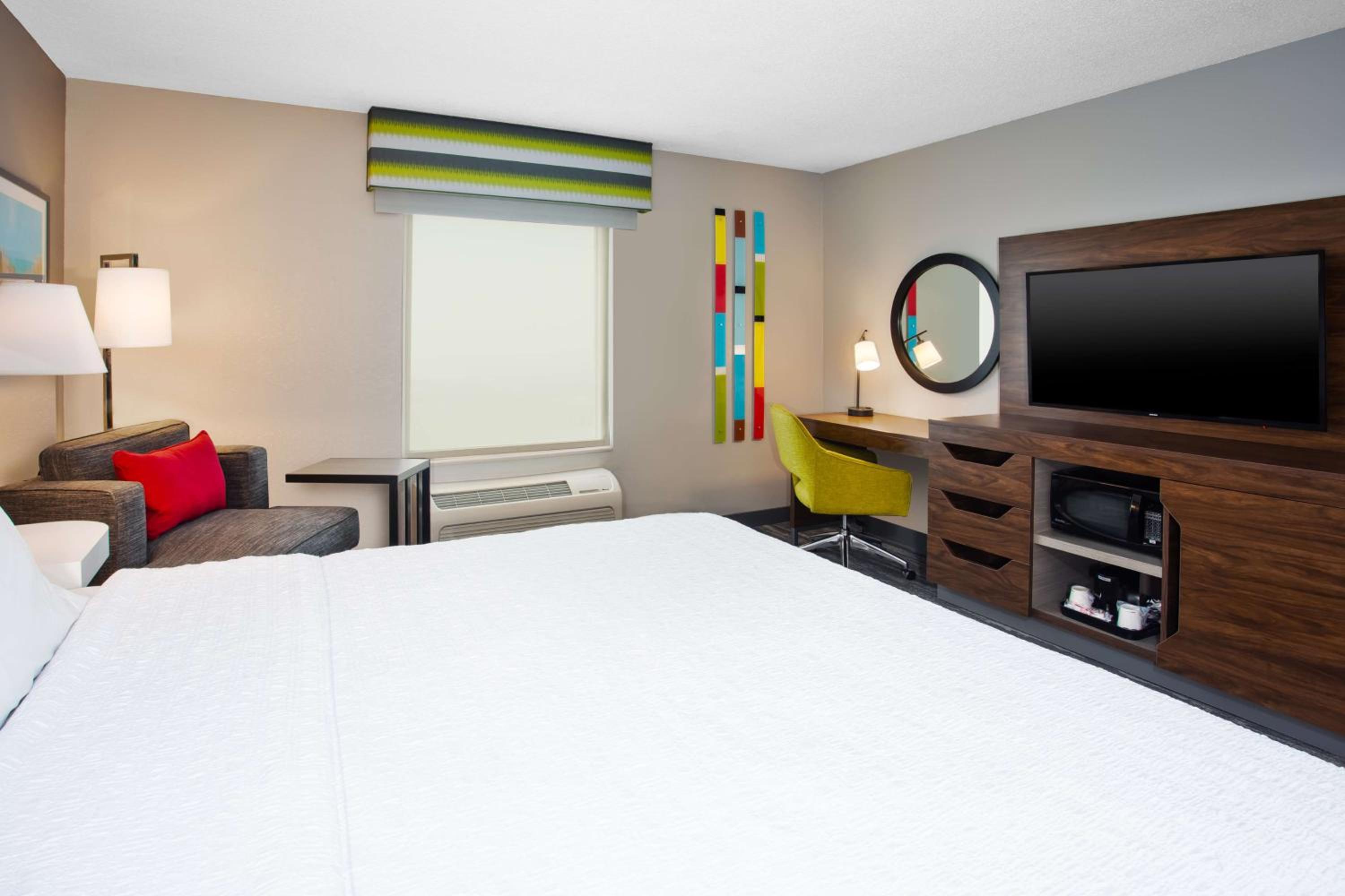 King Room with King Bed - Non-Smoking - Photo 5