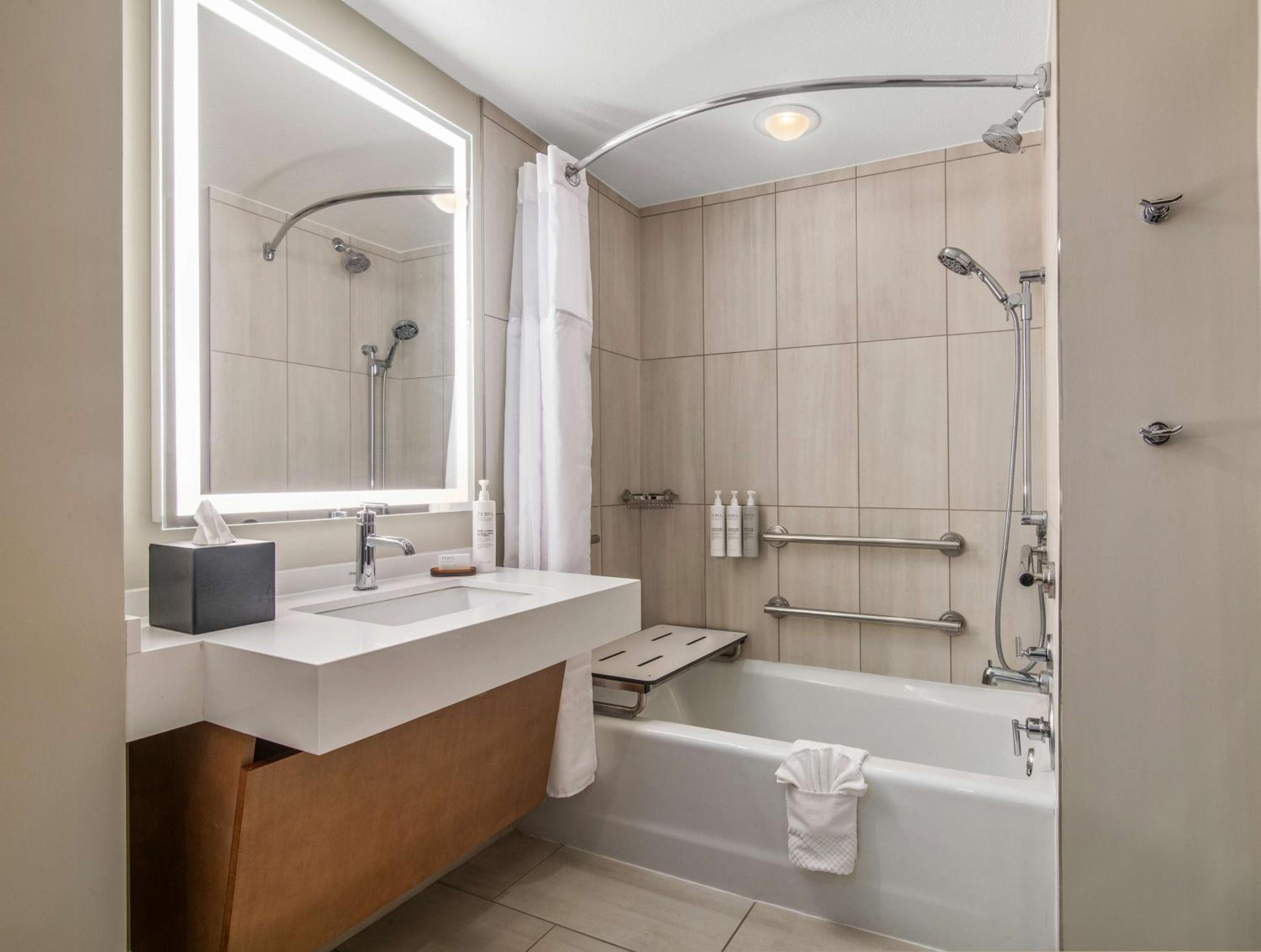 King Suite with Tub - Mobility/Hearing Accessible/Non-Smoking - Photo 2