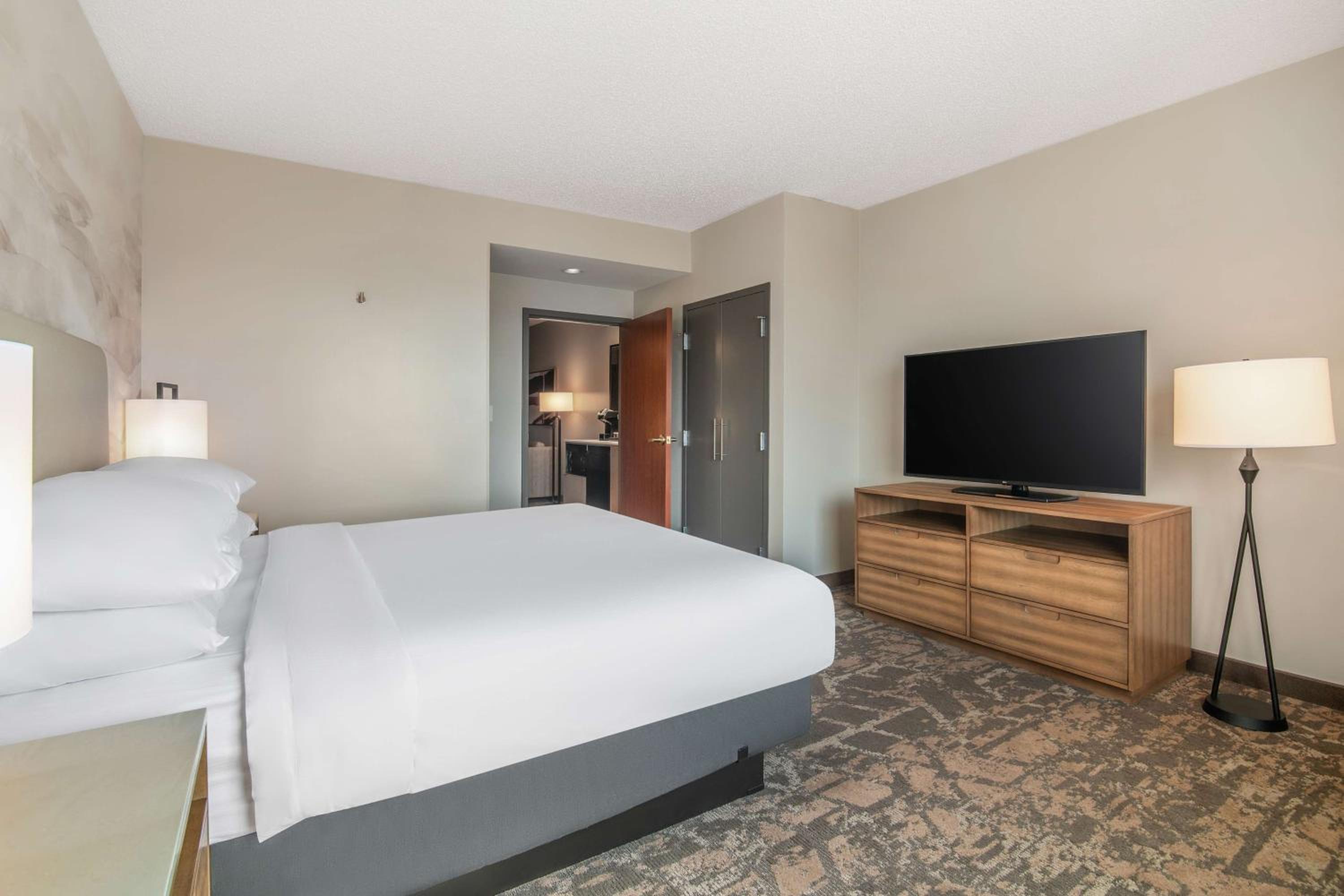 King Suite - Non-Smoking - Photo 6