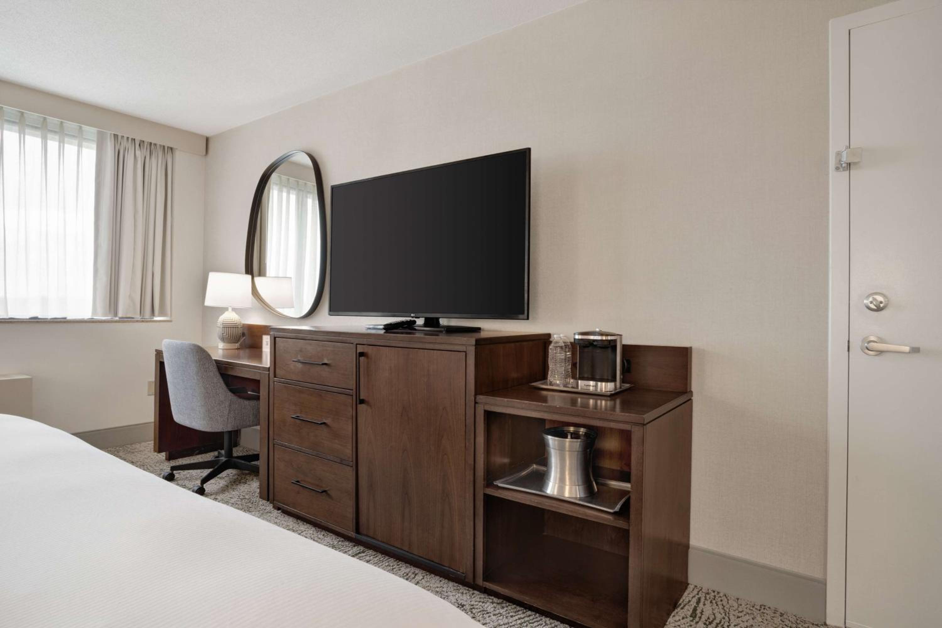 King Room with Accessible Tub - Mobility Access photo 3