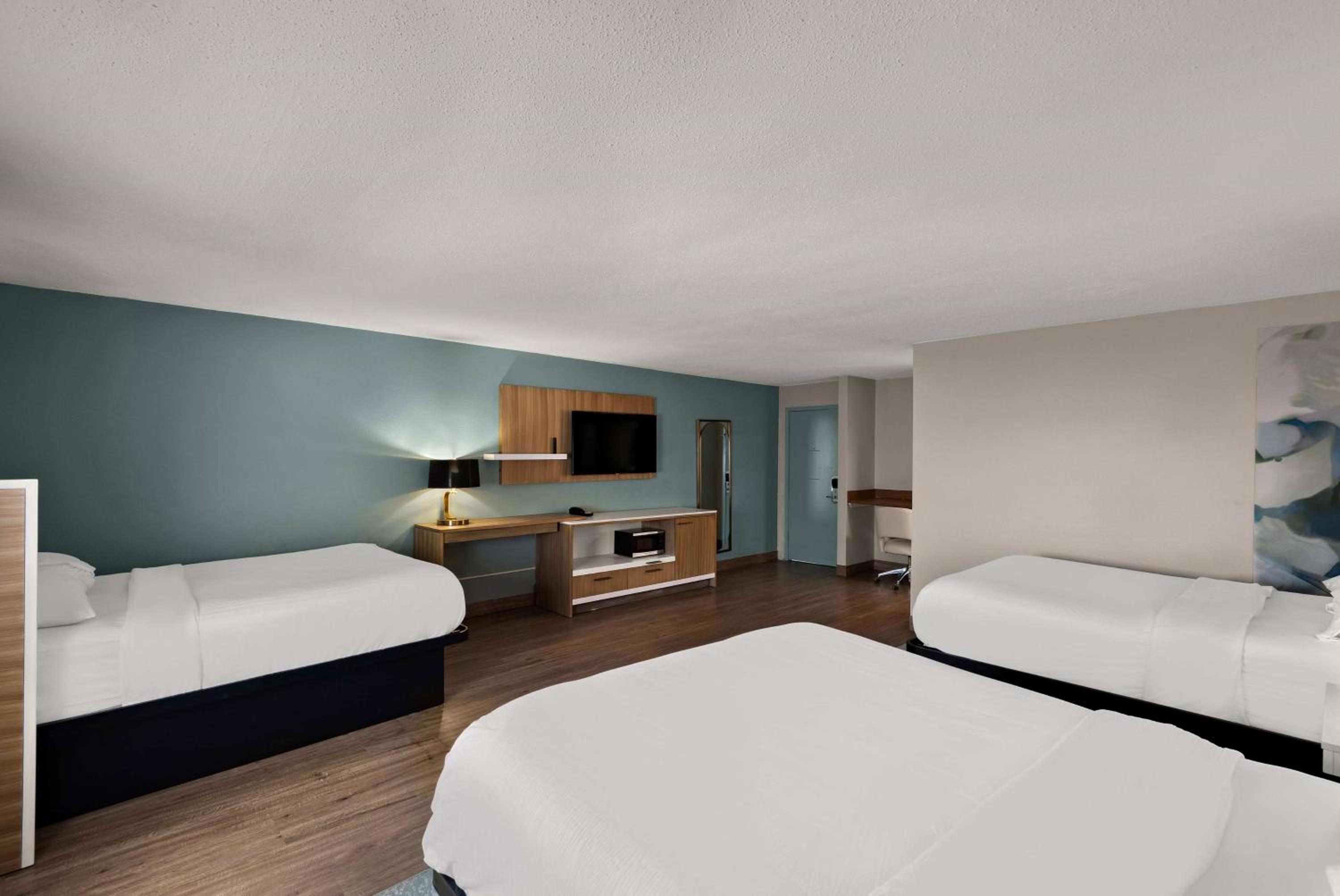 Family Suite with Three Queen Beds - Non-Smoking
