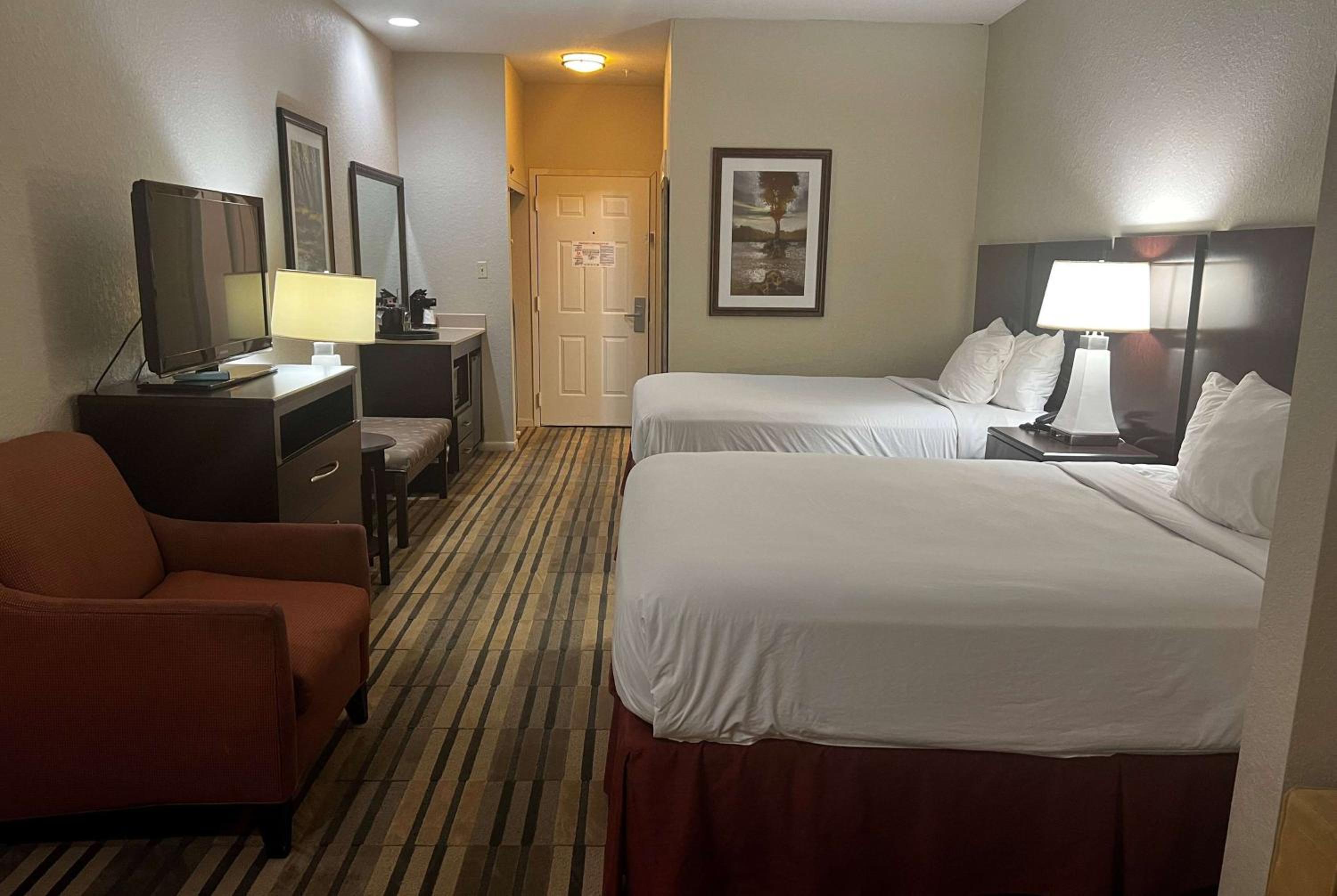 Queen Room with Two Queen Beds - Non-Smoking - Photo 1