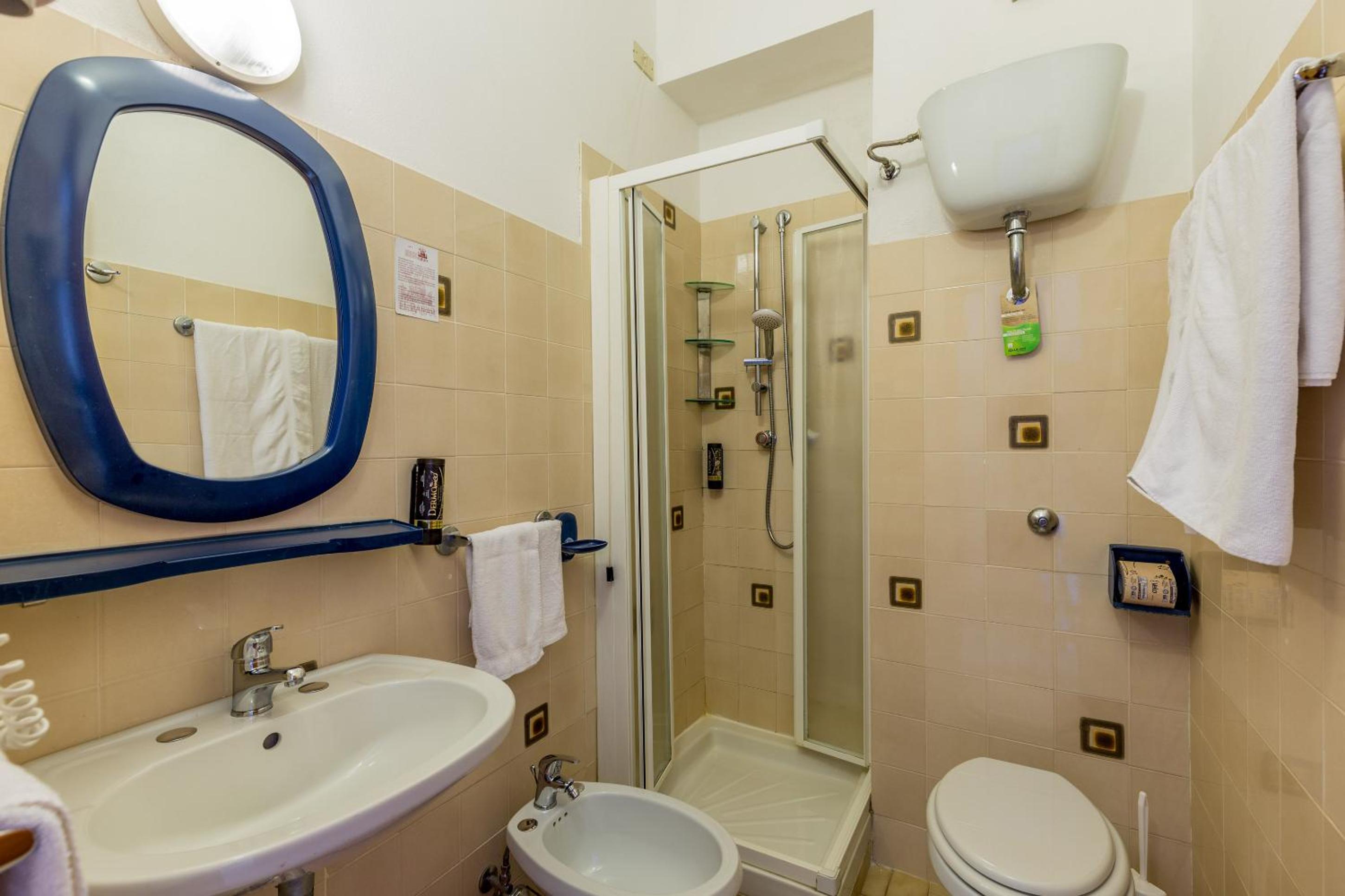 Standard Double or Twin Room with Garden View - Photo 11