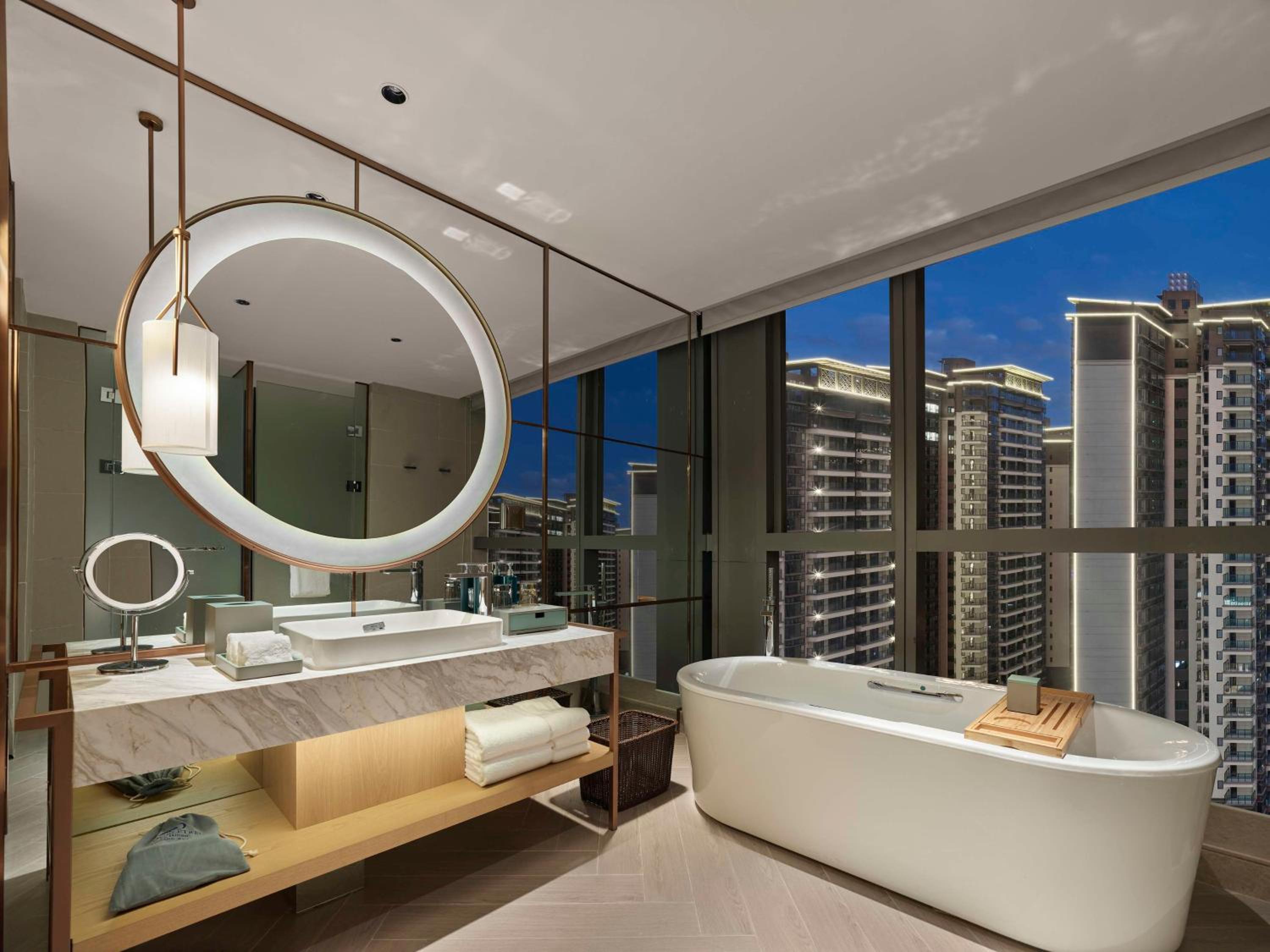 Deluxe King Room - Photo 4