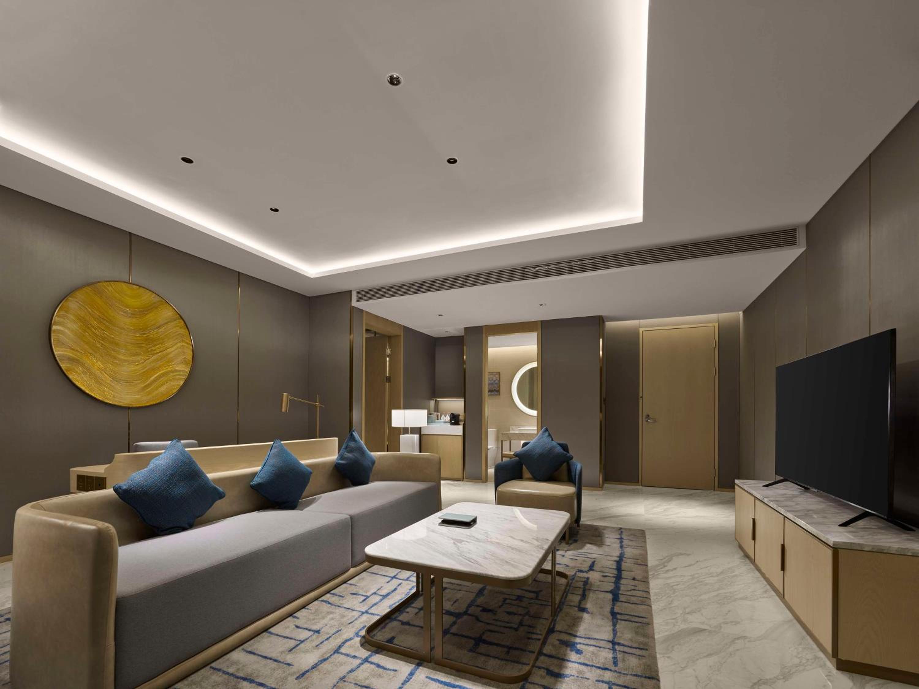 Deluxe King Suite - Photo 1