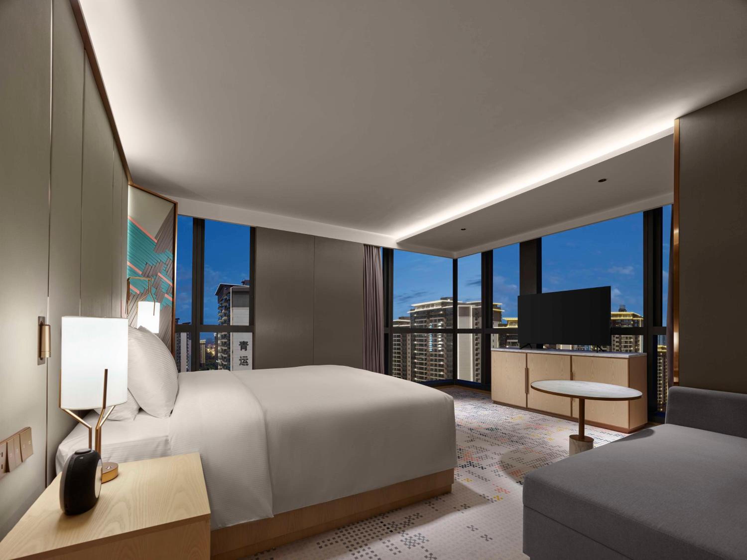 Deluxe King Suite - Photo 2