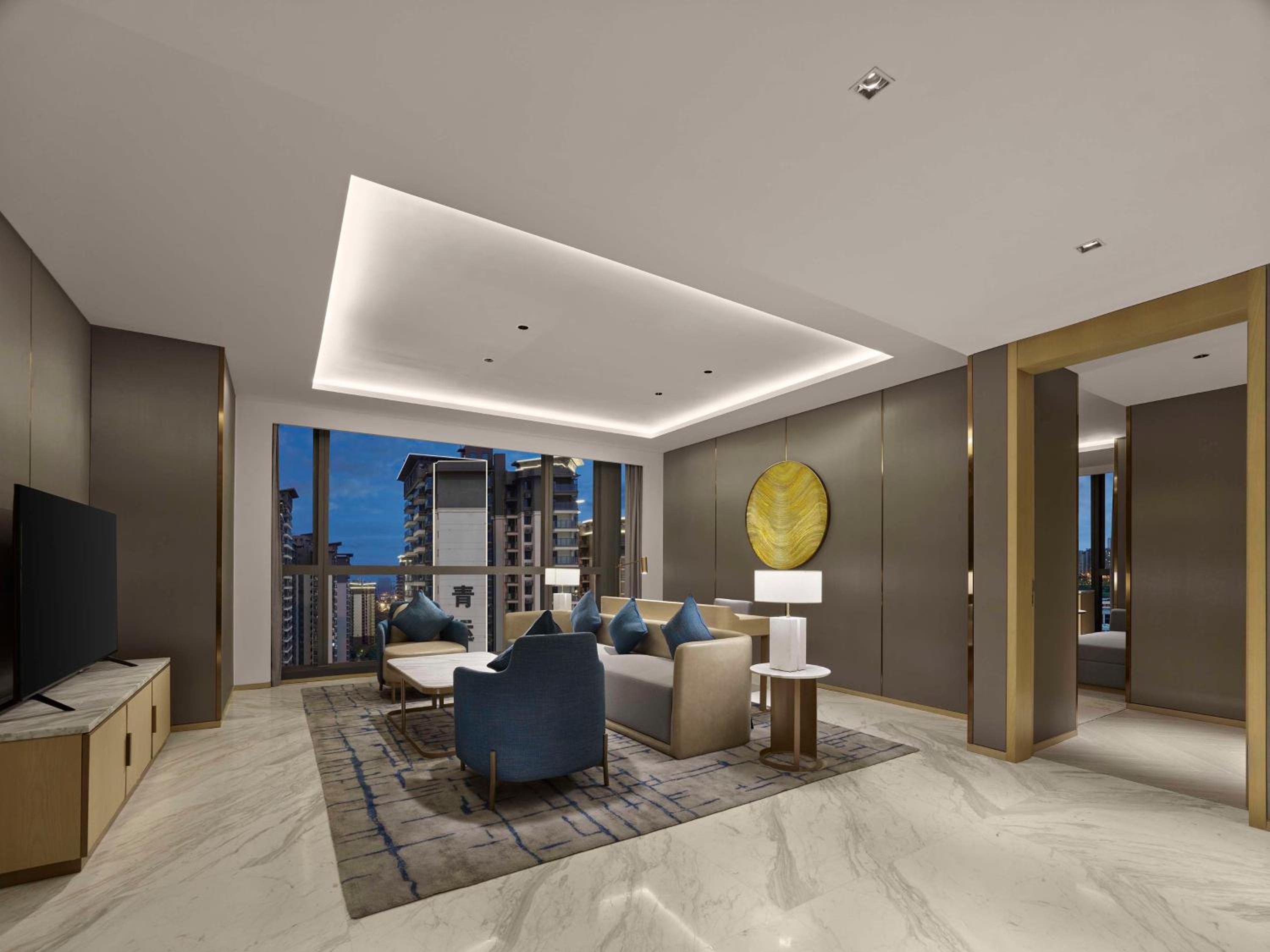 Deluxe King Suite - Photo 3