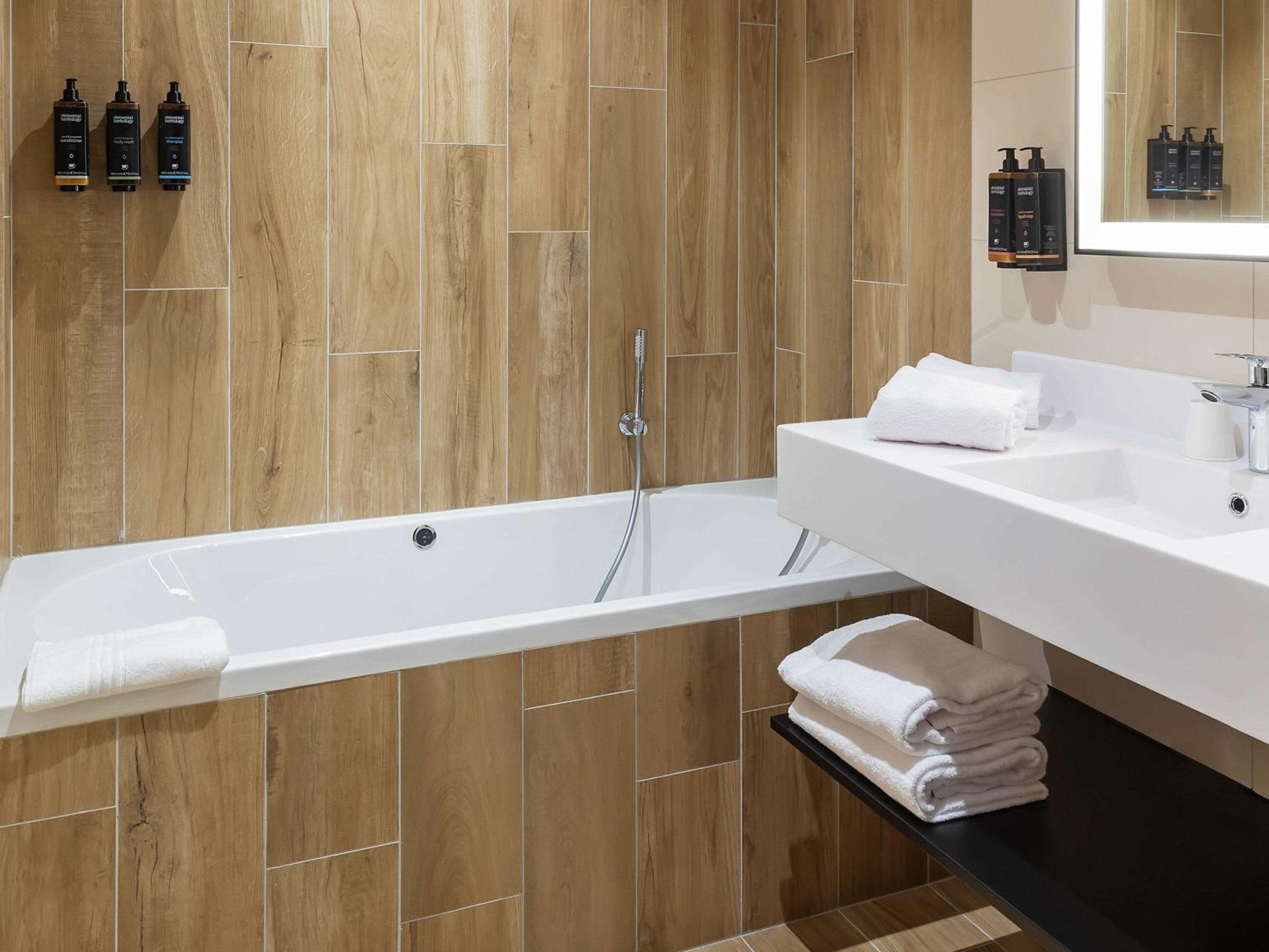 Junior King Suite with Balneo Bathtub and Citadel or River View - Photo 9