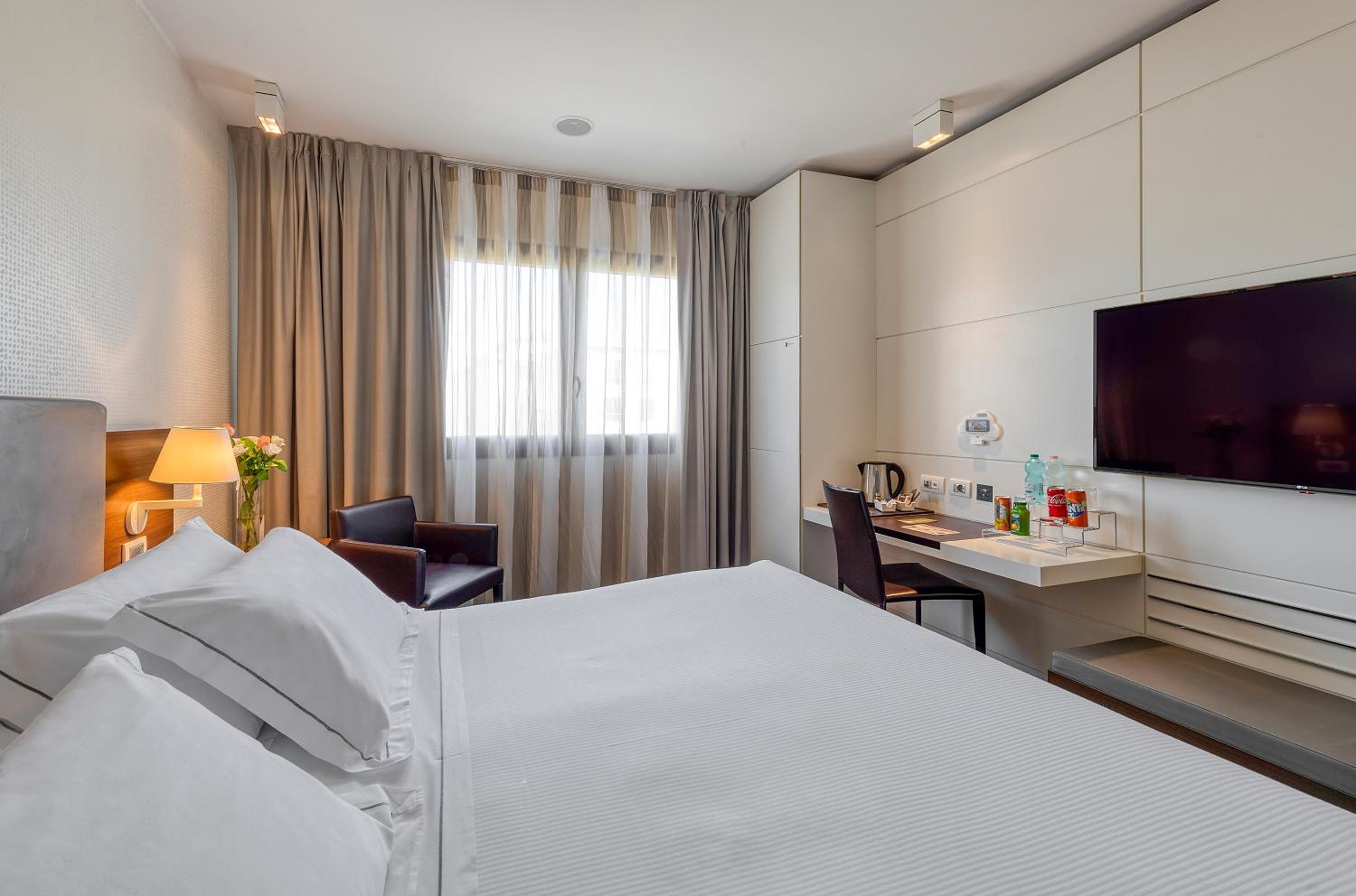 Premium Double or Twin Room with City View thumbnail 6