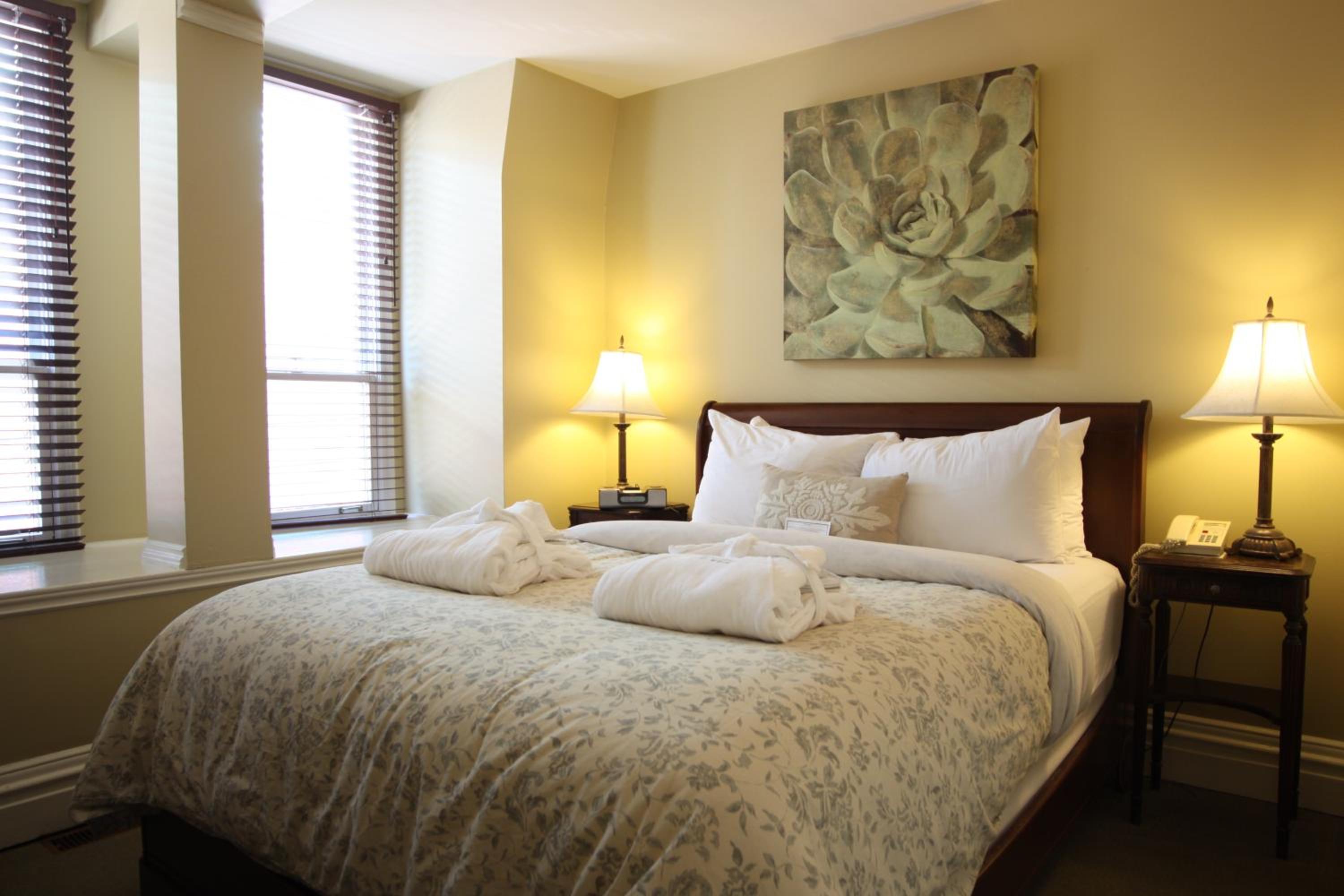 Queen Suite with Fireplace