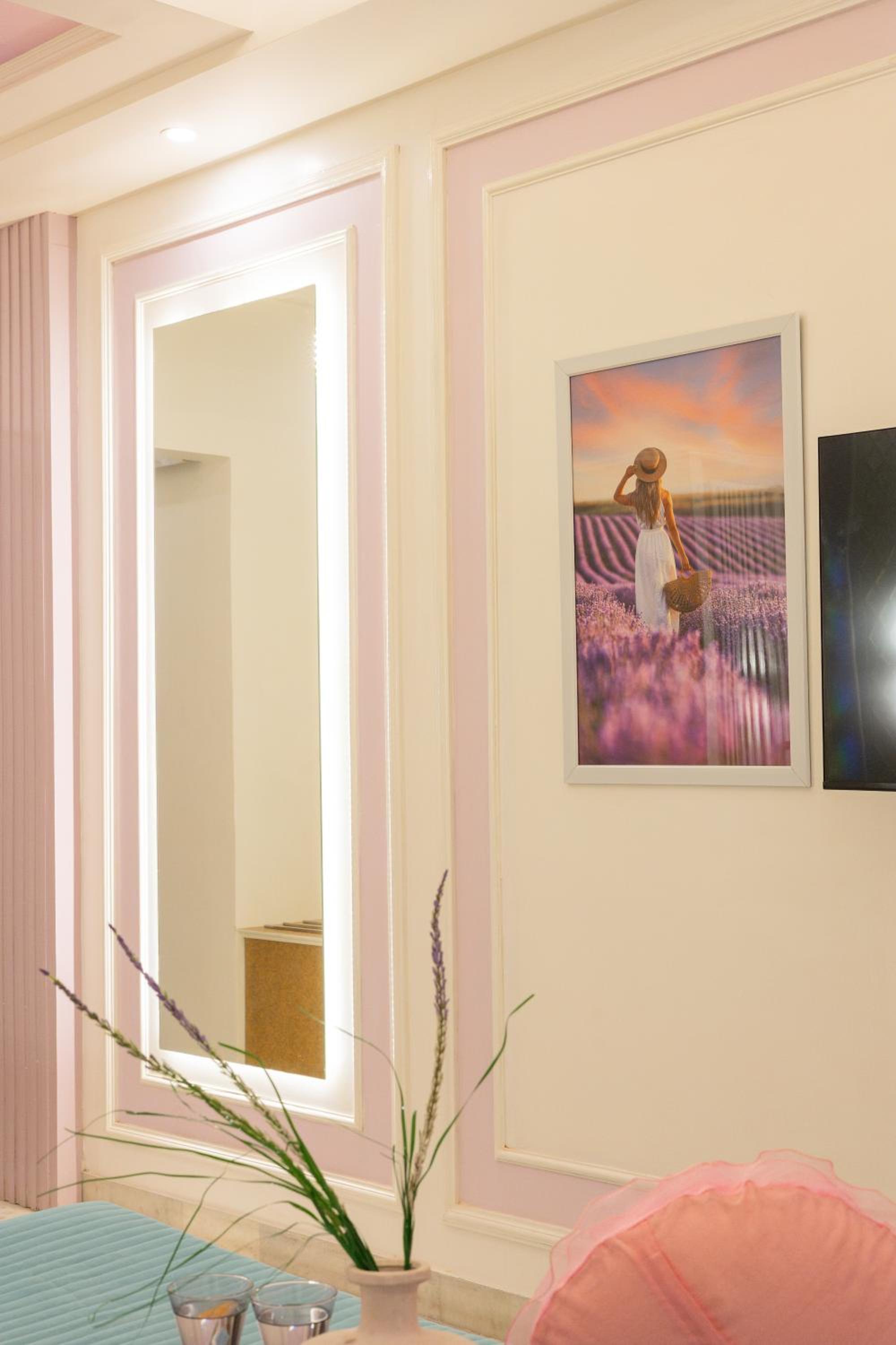 Lavender Theme Neo modern Room with Designer Bed and Extra Day Bed: Enjoy 10% off on - F&B, Spa, car Hire, Complimentary Welcome Drink & Hi-Tea, Candlelight Dinner & Room Decoration Available  - Photo 10