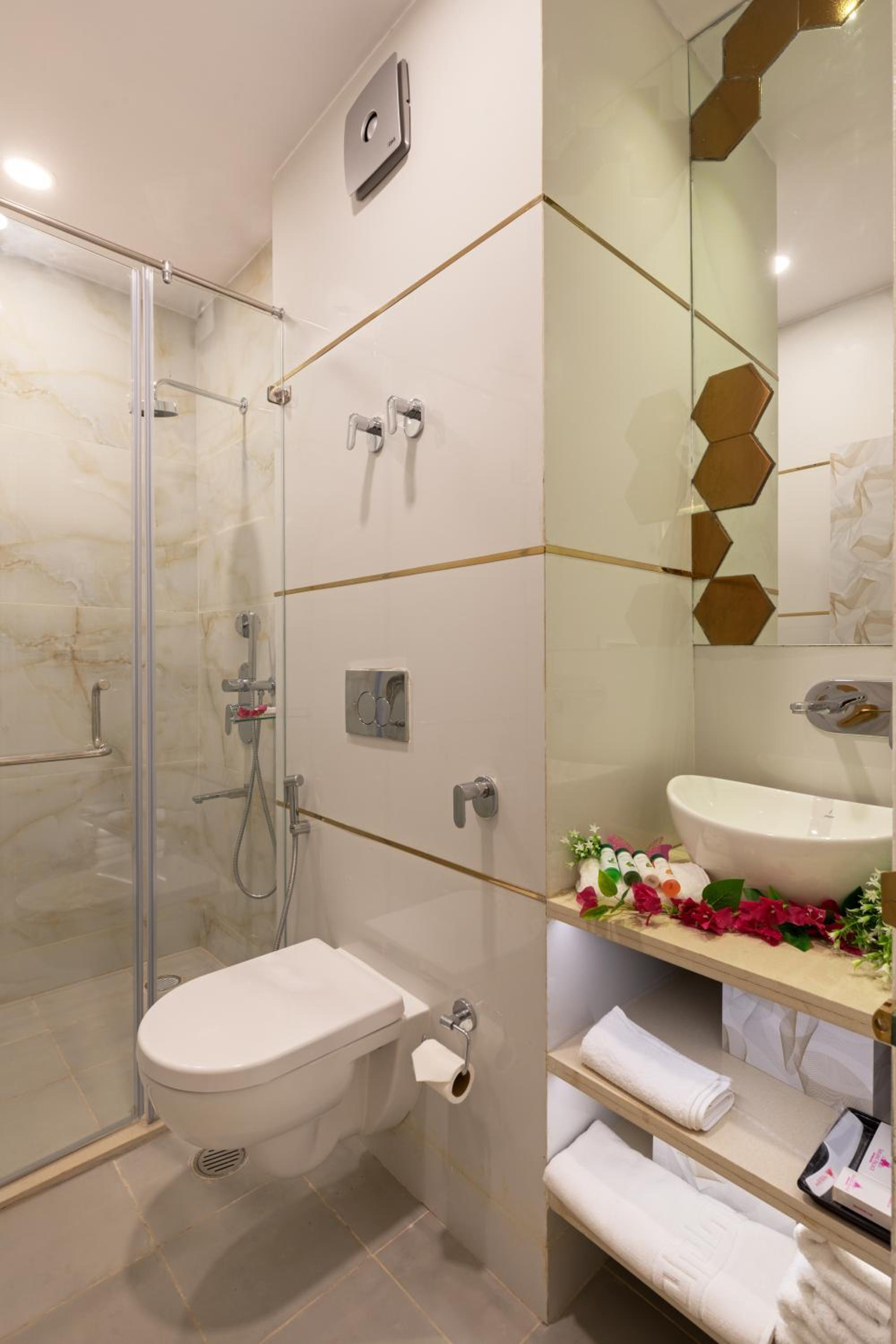 Lavender Theme Neo modern Room with Designer Bed and Extra Day Bed: Enjoy 10% off on - F&B, Spa, car Hire, Complimentary Welcome Drink & Hi-Tea, Candlelight Dinner & Room Decoration Available  - Photo 13