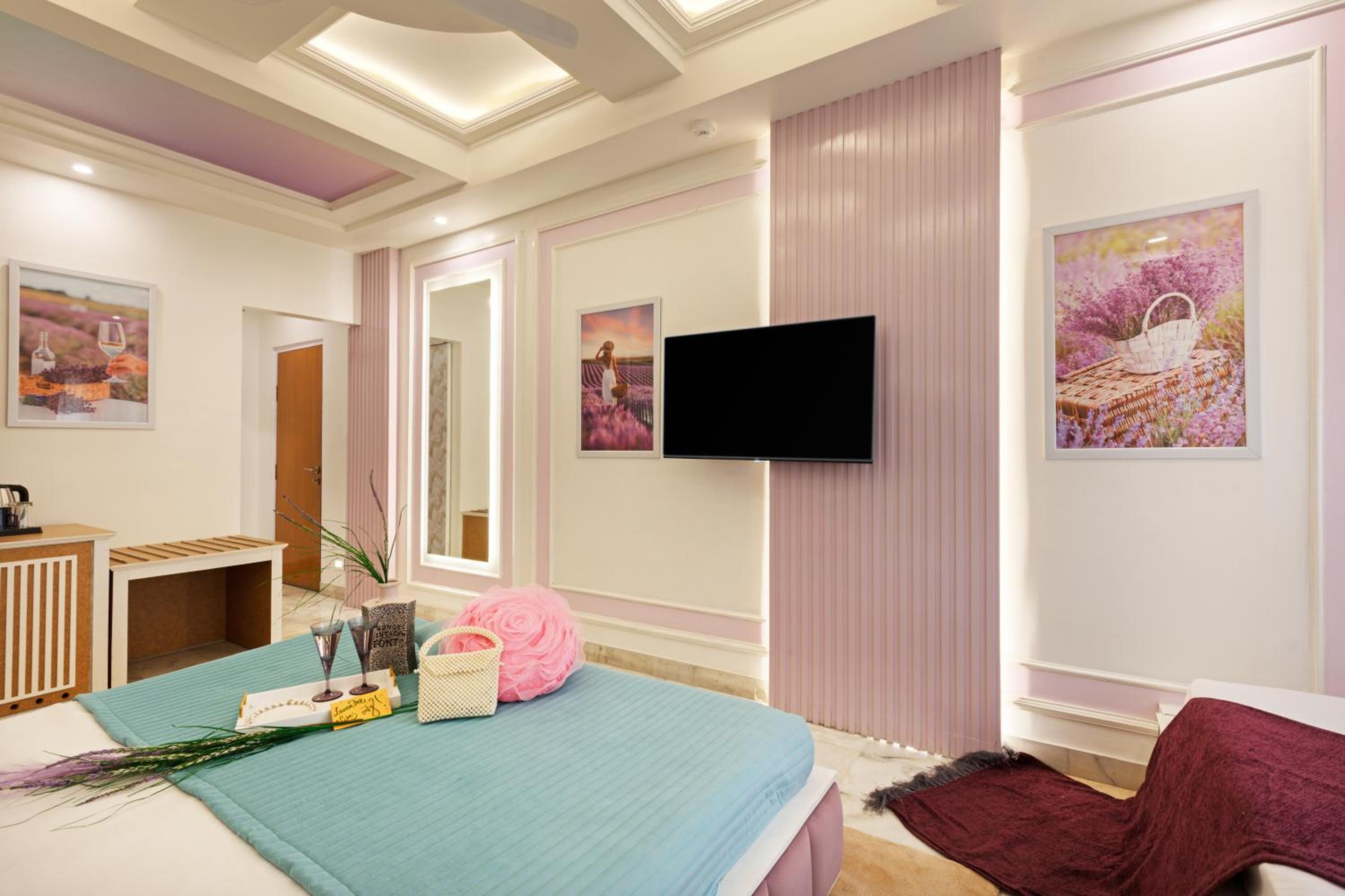 Lavender Theme Neo modern Room with Designer Bed and Extra Day Bed: Enjoy 10% off on - F&B, Spa, car Hire, Complimentary Welcome Drink & Hi-Tea, Candlelight Dinner & Room Decoration Available  - Photo 5