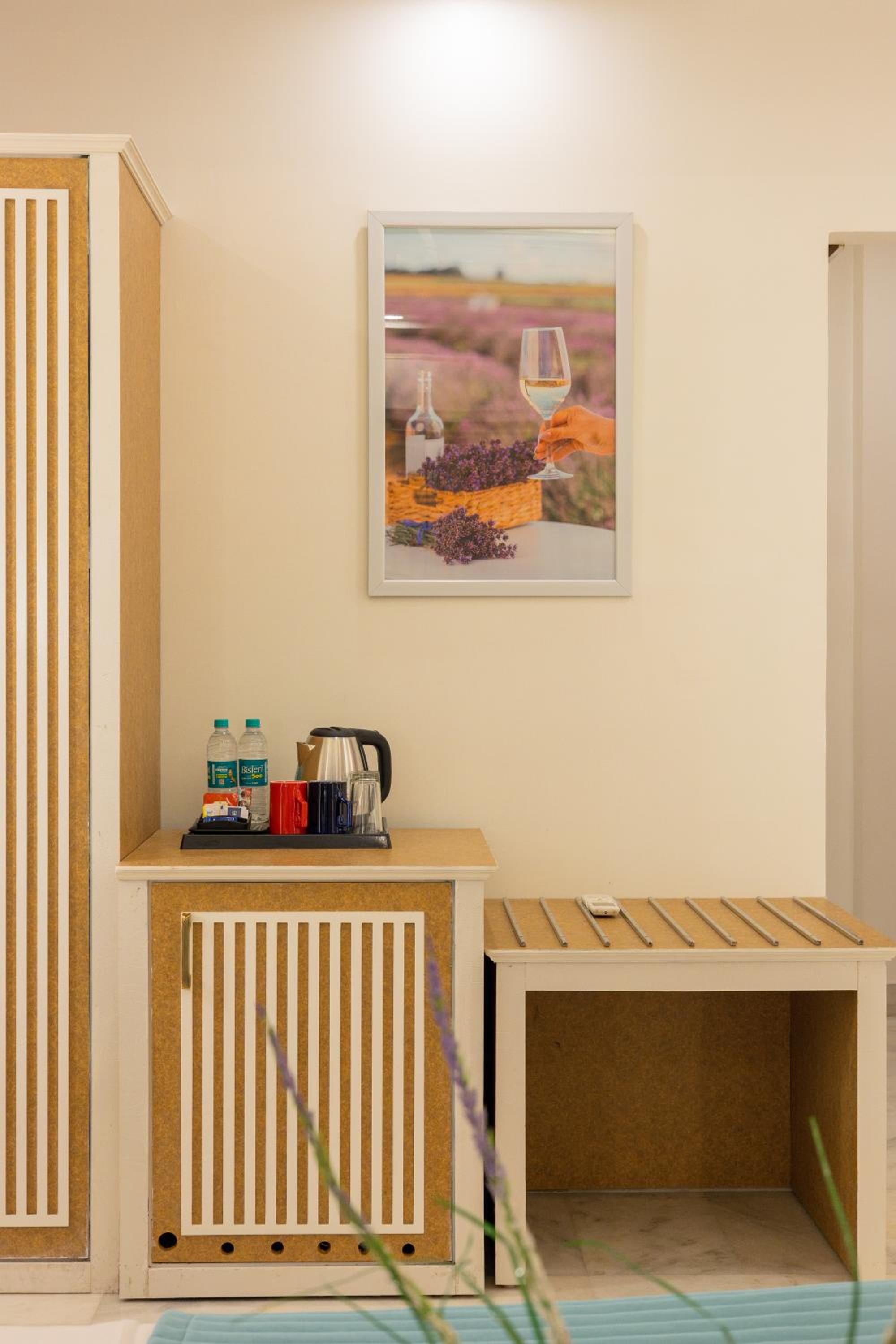 Lavender Theme Neo modern Room with Designer Bed and Extra Day Bed: Enjoy 10% off on - F&B, Spa, car Hire, Complimentary Welcome Drink & Hi-Tea, Candlelight Dinner & Room Decoration Available  - Photo 2