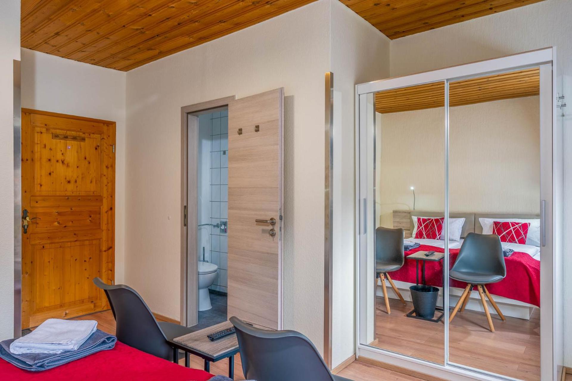 Standard Double Room - Photo 9