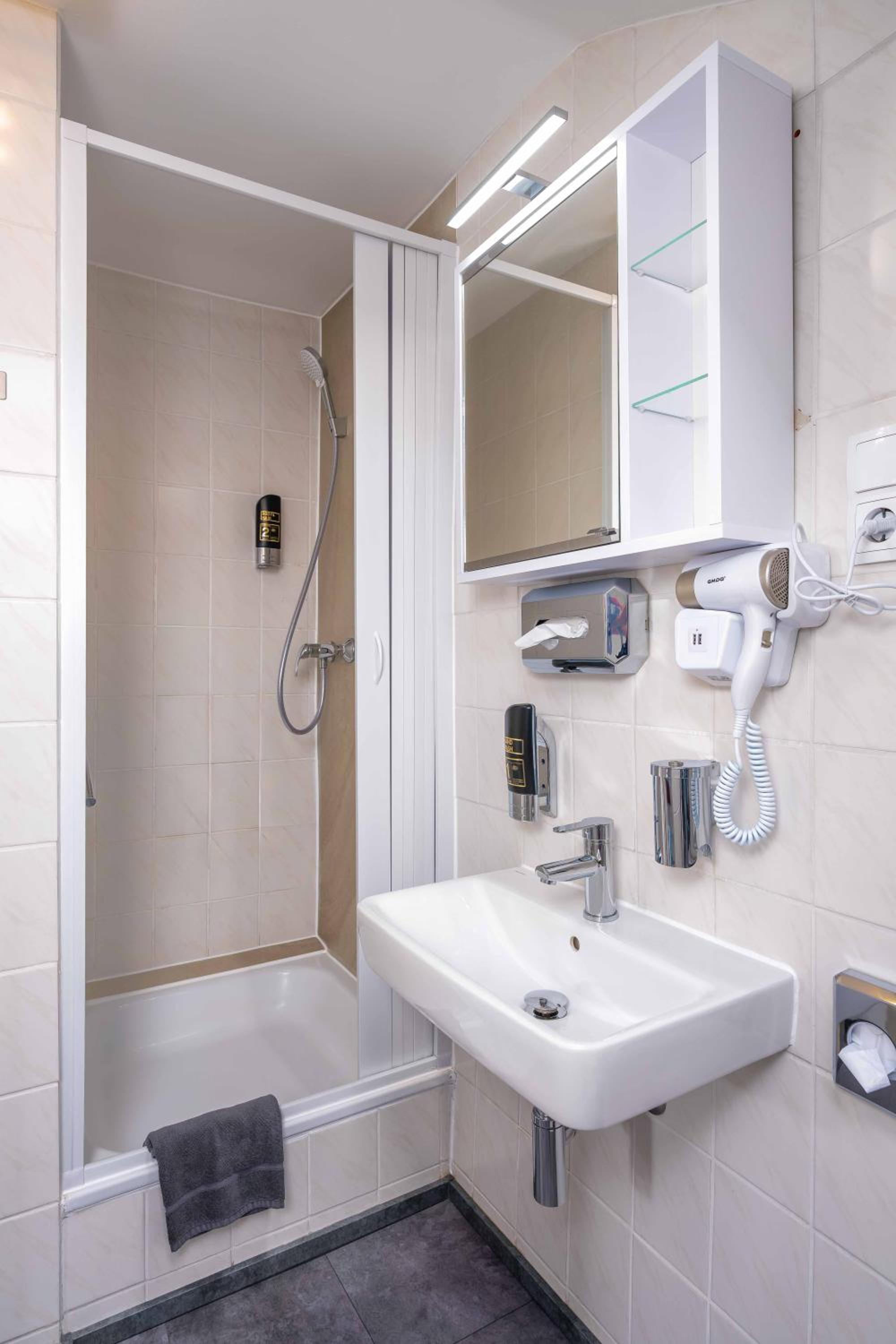 Double Room with Balcony - Photo 4