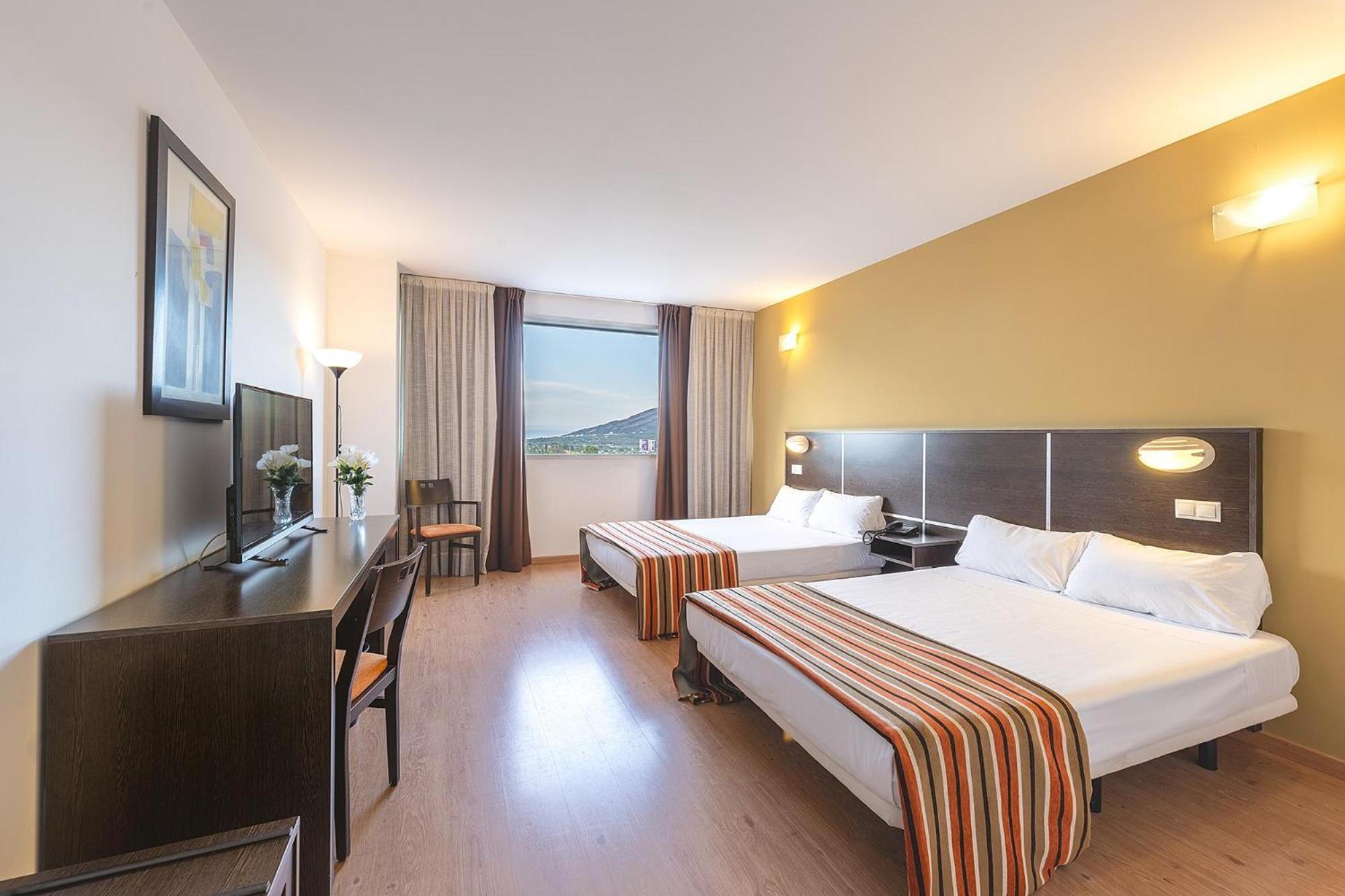 Double or Twin Room (2 Adults + 1 Child) - Photo 1