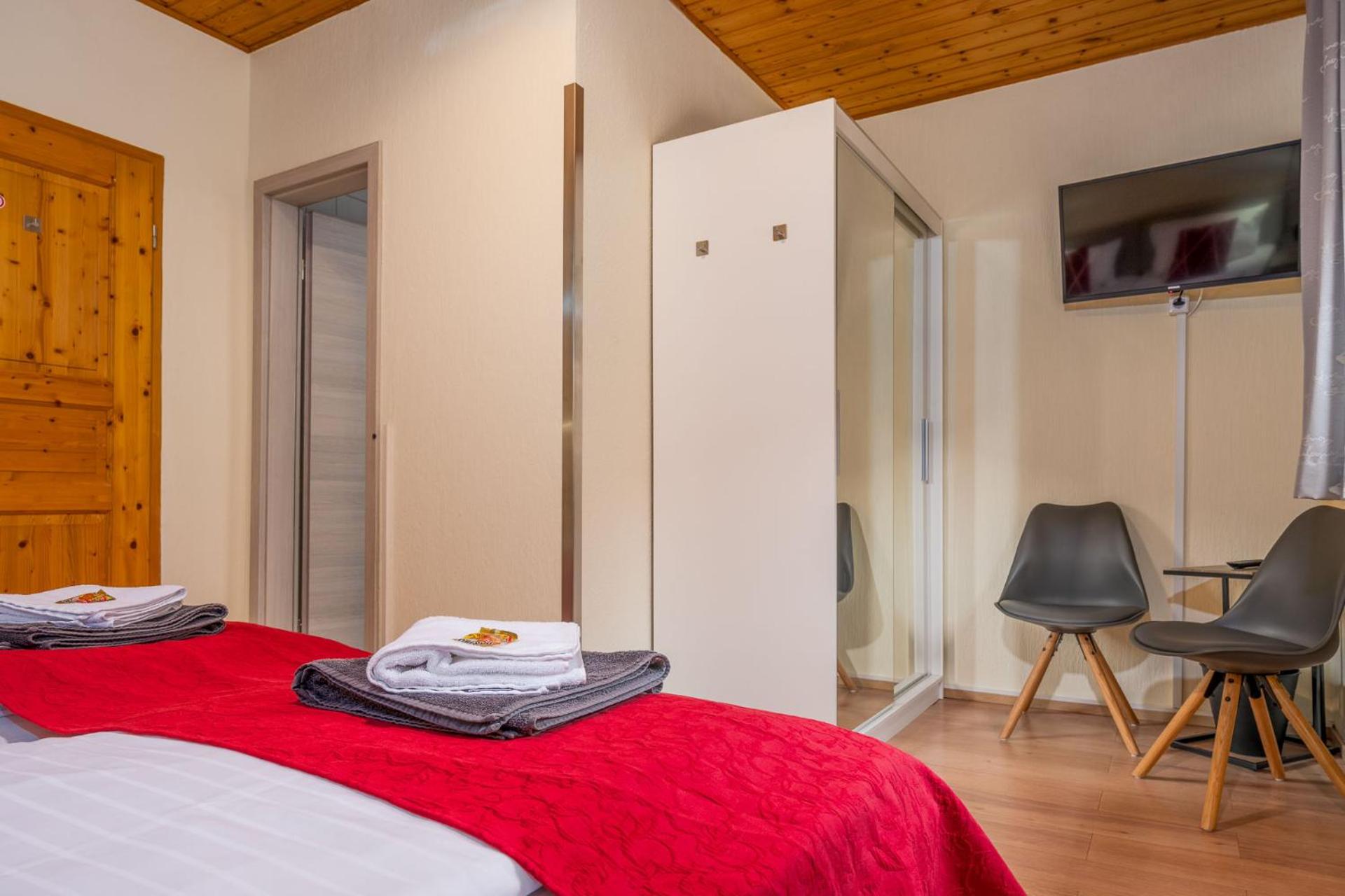 Small Double Room - Photo 5