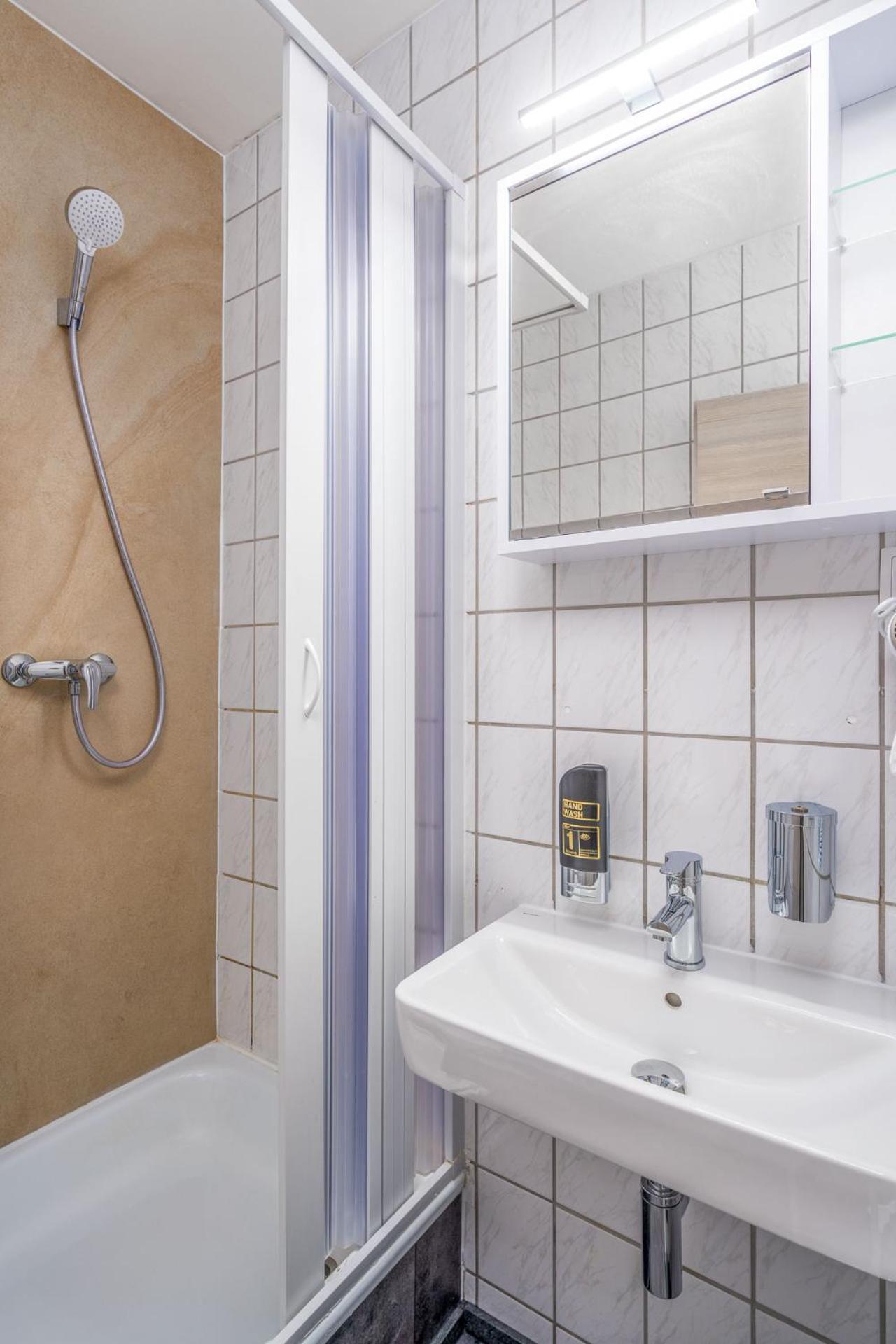 Small Double Room - Photo 4