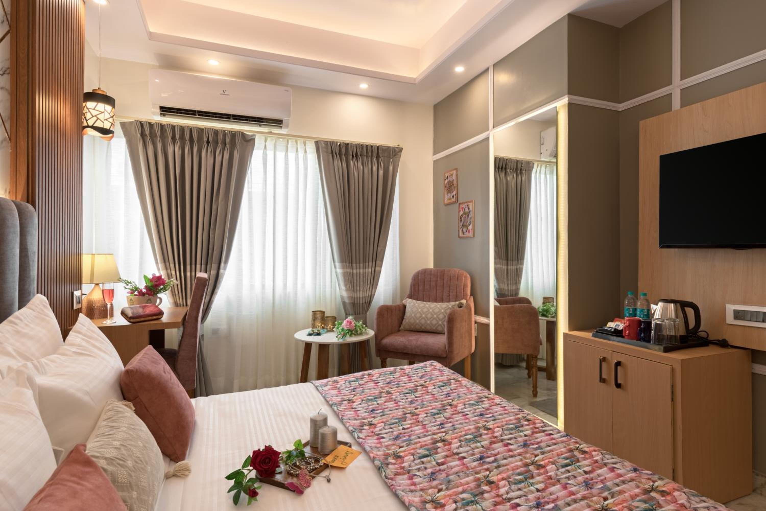 Premium Room with European Style Décor and City View: Enjoy 10% off on - F&B, Spa, car Hire, Complimentary Welcome Drink & Hi-Tea, Candlelight Dinner & Room Decoration Available  - Photo 5